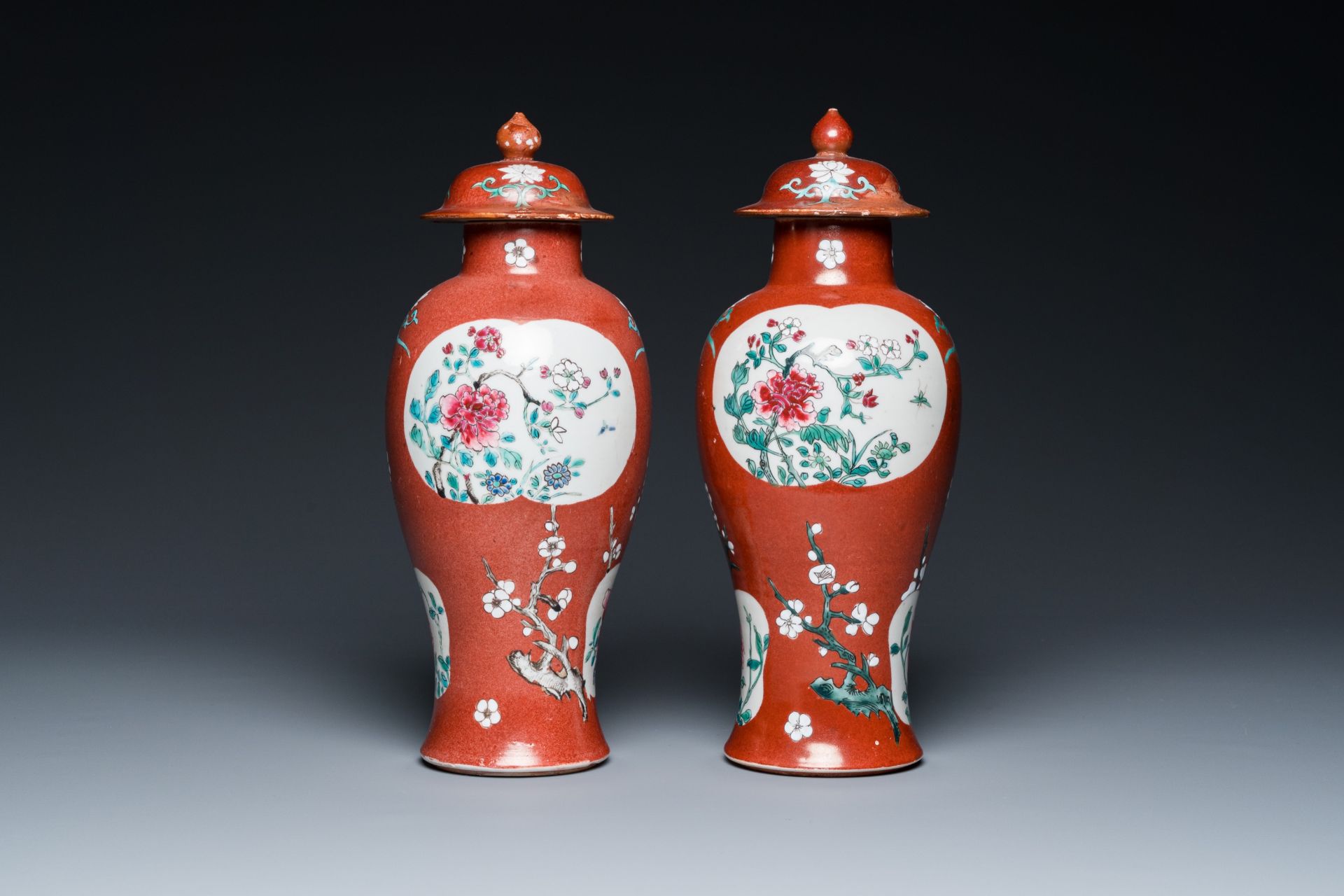 A pair of Chinese famille rose ruby-ground vases and covers, Yongzheng/Qianlong - Bild 3 aus 6