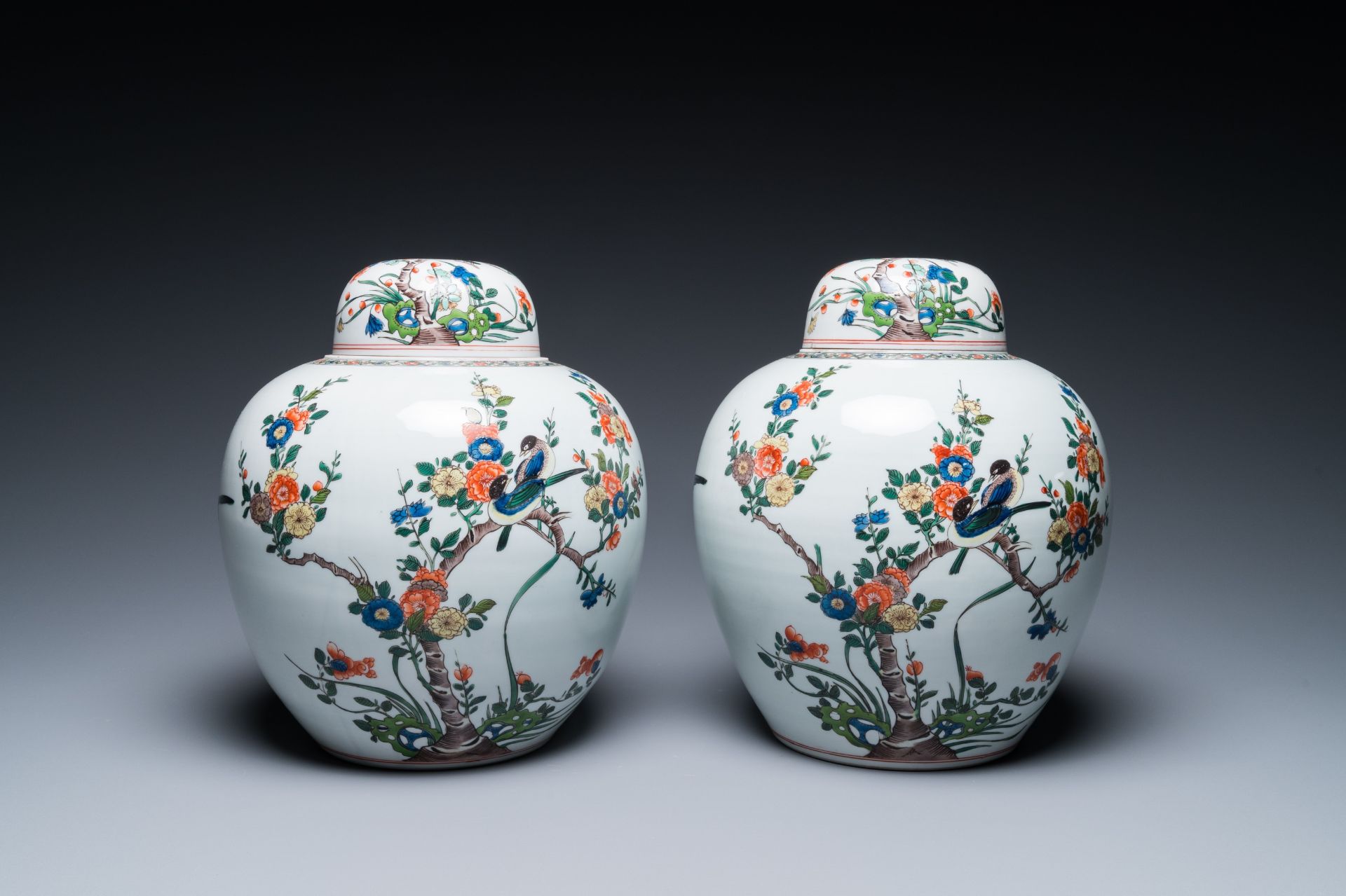 A Chinese famille rose 'Fort Folly' plate and a pair of Samson famille verte-style jars and covers, - Bild 4 aus 9