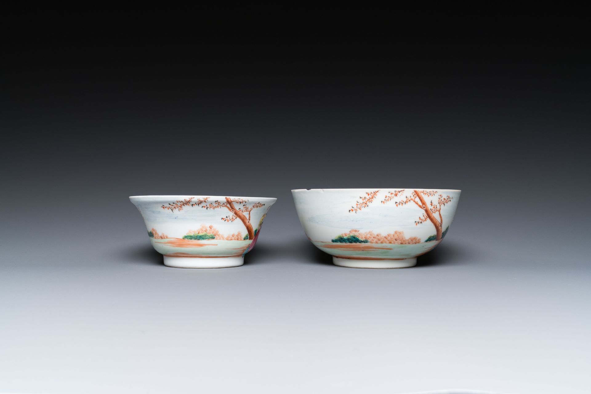 Two fine Chinese famille rose 'European subject' bowls, Qianlong - Bild 3 aus 7