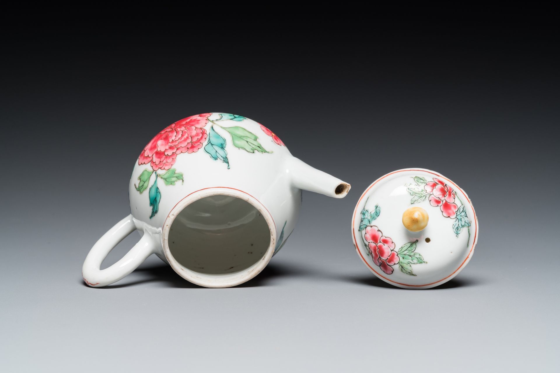 A Chinese famille rose 'peony' teapot and cover, Yongzheng - Bild 6 aus 7