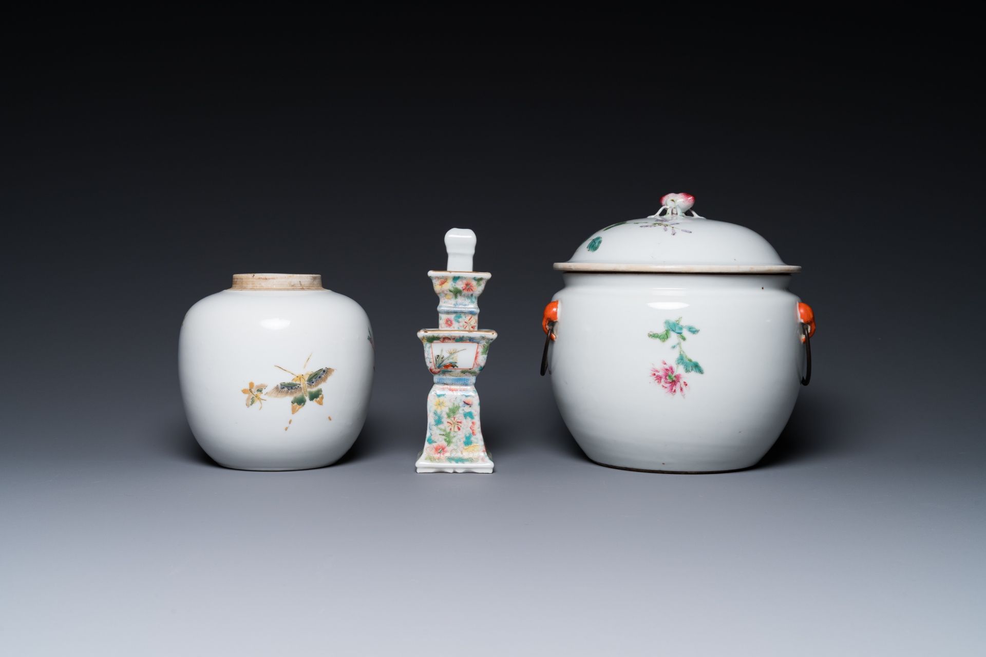 Four Chinese famille rose wares and three with coral-red-ground, 19/20th C. - Bild 10 aus 13