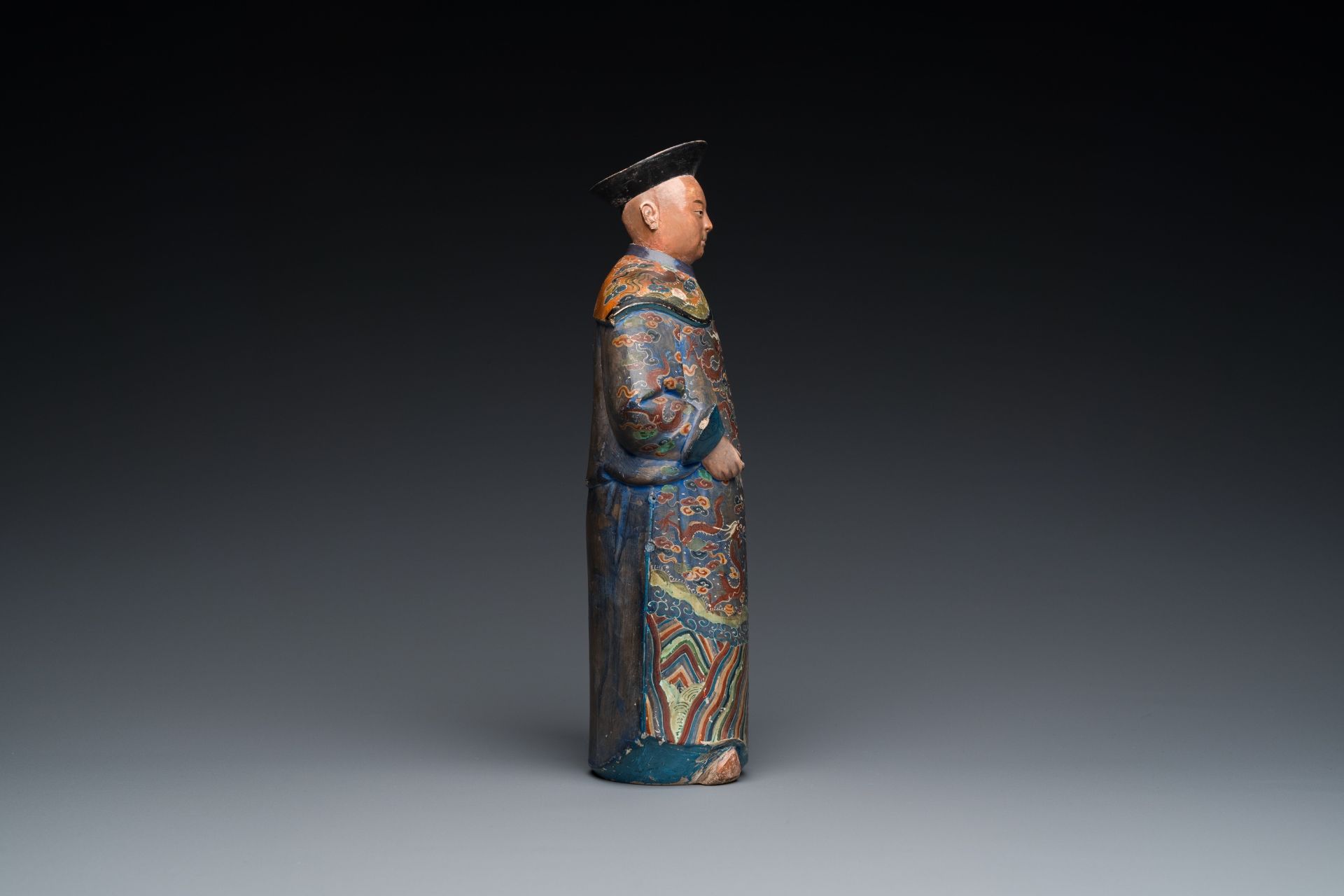 A Chinese painted terracotta figure of a mandarin, Canton, 19th C. - Image 5 of 8