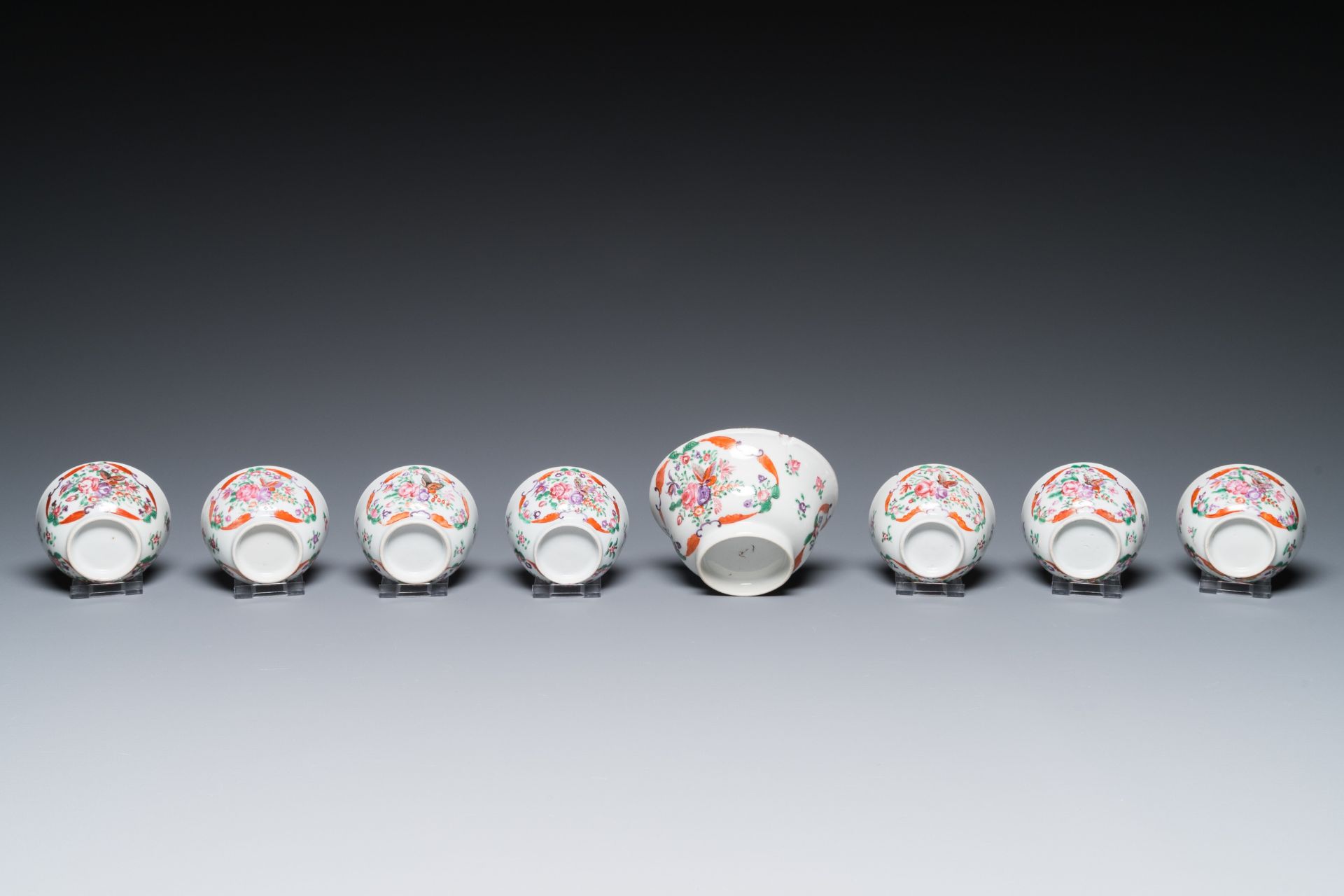 A Chinese famille rose 20-piece tea service with floral design, Qianlong - Image 17 of 17