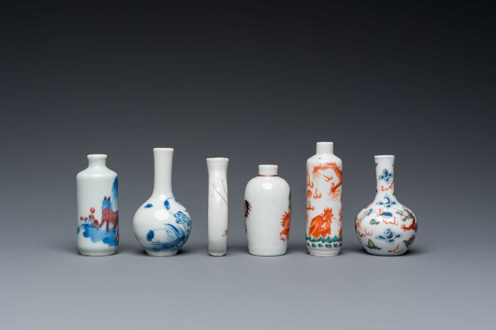 Four various Chinese snuff bottles and two miniature bottle vases, 19/20th C. - Bild 4 aus 7