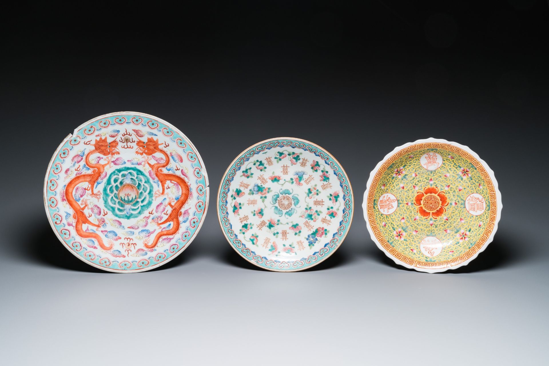 Five various Chinese dishes and a plate, 19/20th C. - Image 2 of 5