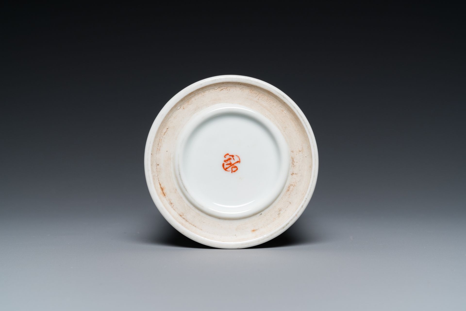 A Chinese famille rose dish, a brush pot and a pair of blue and white jars and covers, 19/20th C. - Image 9 of 15