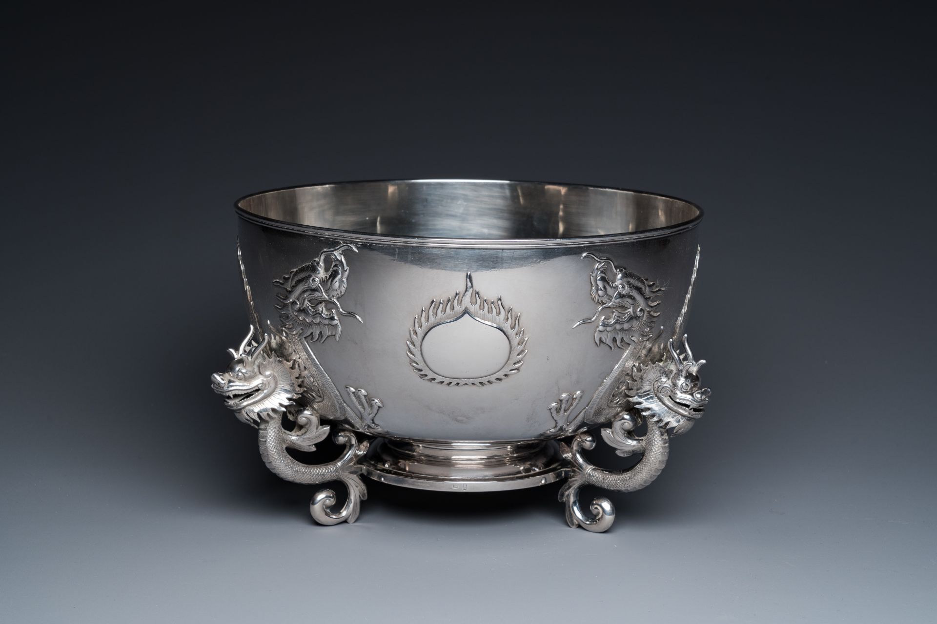 A large Chinese silver bowl resting on three dragon feet, marked for Kun He, Shanghai, 19/20th C. - Image 2 of 12
