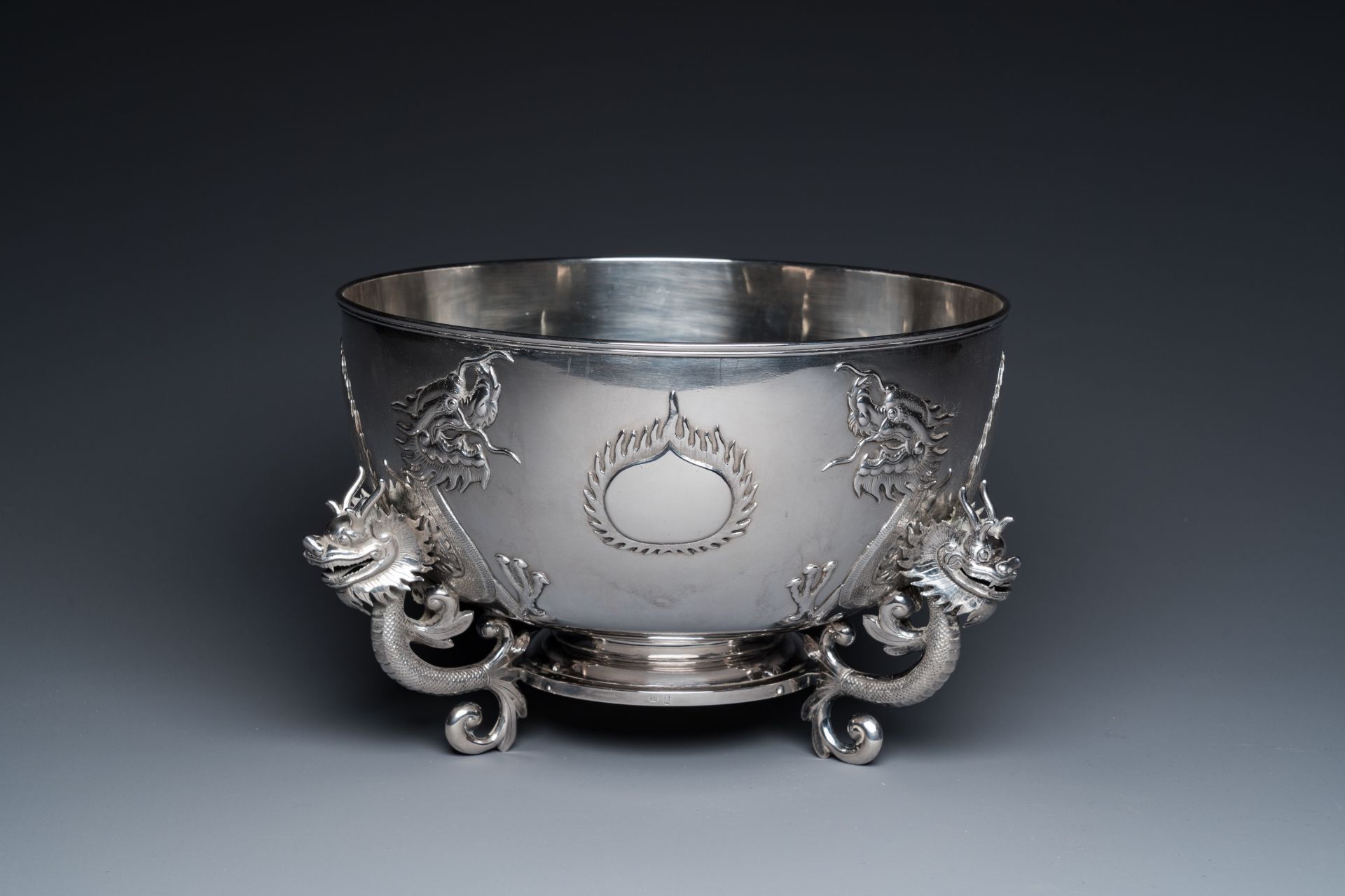 A large Chinese silver bowl resting on three dragon feet, marked for Kun He, Shanghai, 19/20th C. - Bild 2 aus 12