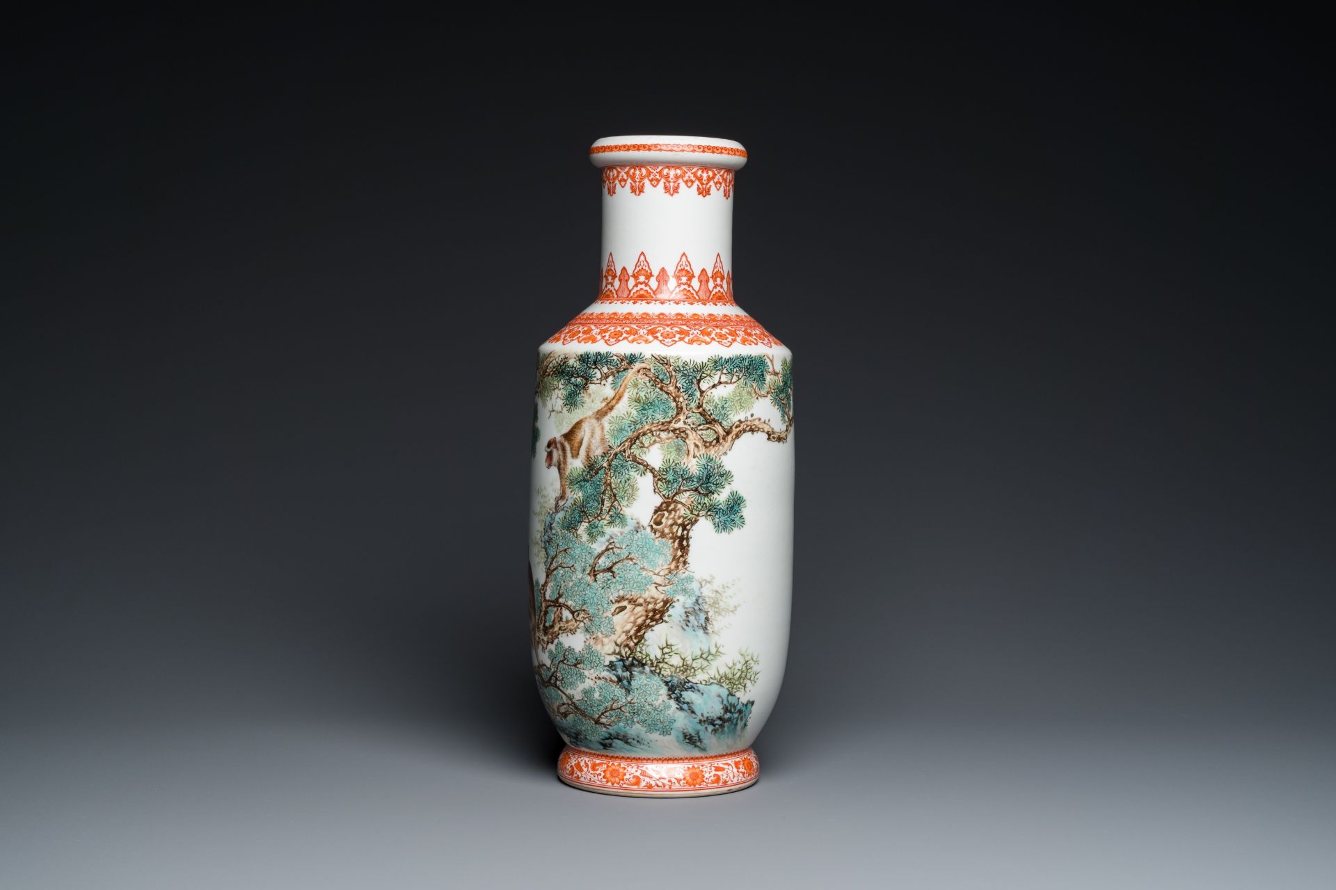A Chinese rouleau vase with monkeys, signed Bi Yuanming ç•¢æ·µæ˜Ž, dated 1956 - Image 2 of 6