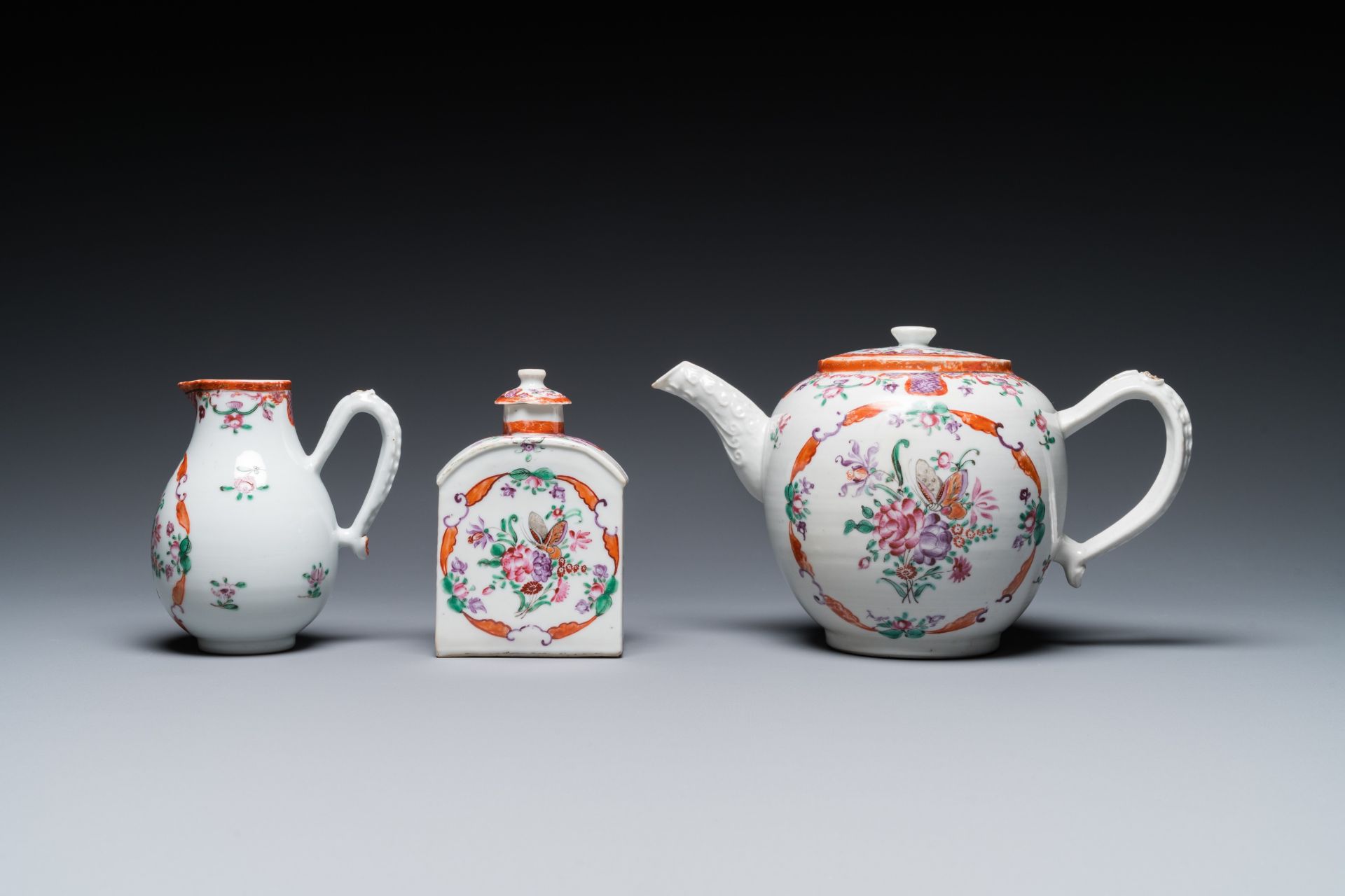 A Chinese famille rose 20-piece tea service with floral design, Qianlong - Image 6 of 17