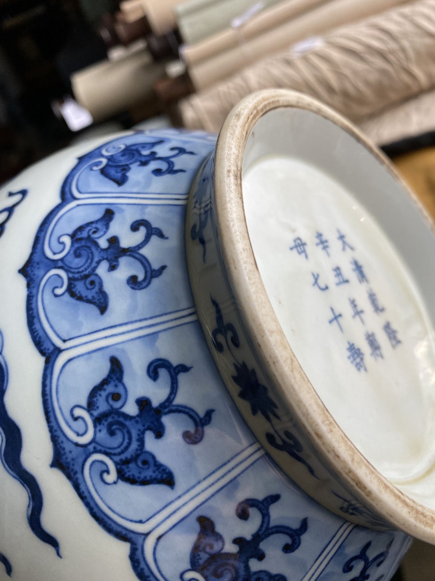 A Chinese blue and white 'yuhuchunping' 'dragon' vase on wooden stand, Qianlong mark, 19/20th C. - Bild 25 aus 27