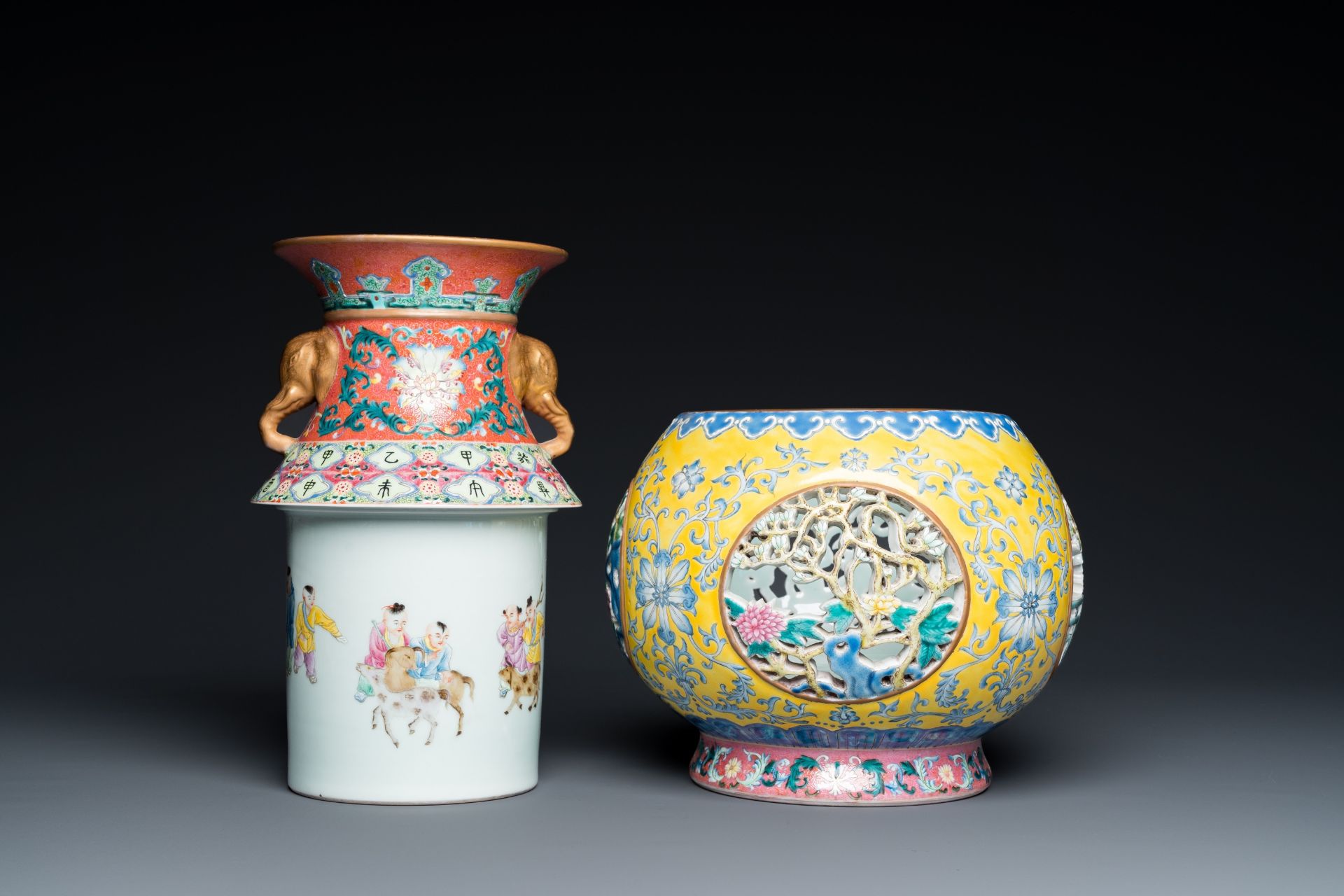 A Chinese reticulated and revolving famille rose vase consisting of two parts, Qianlong mark, 20th C - Bild 7 aus 10