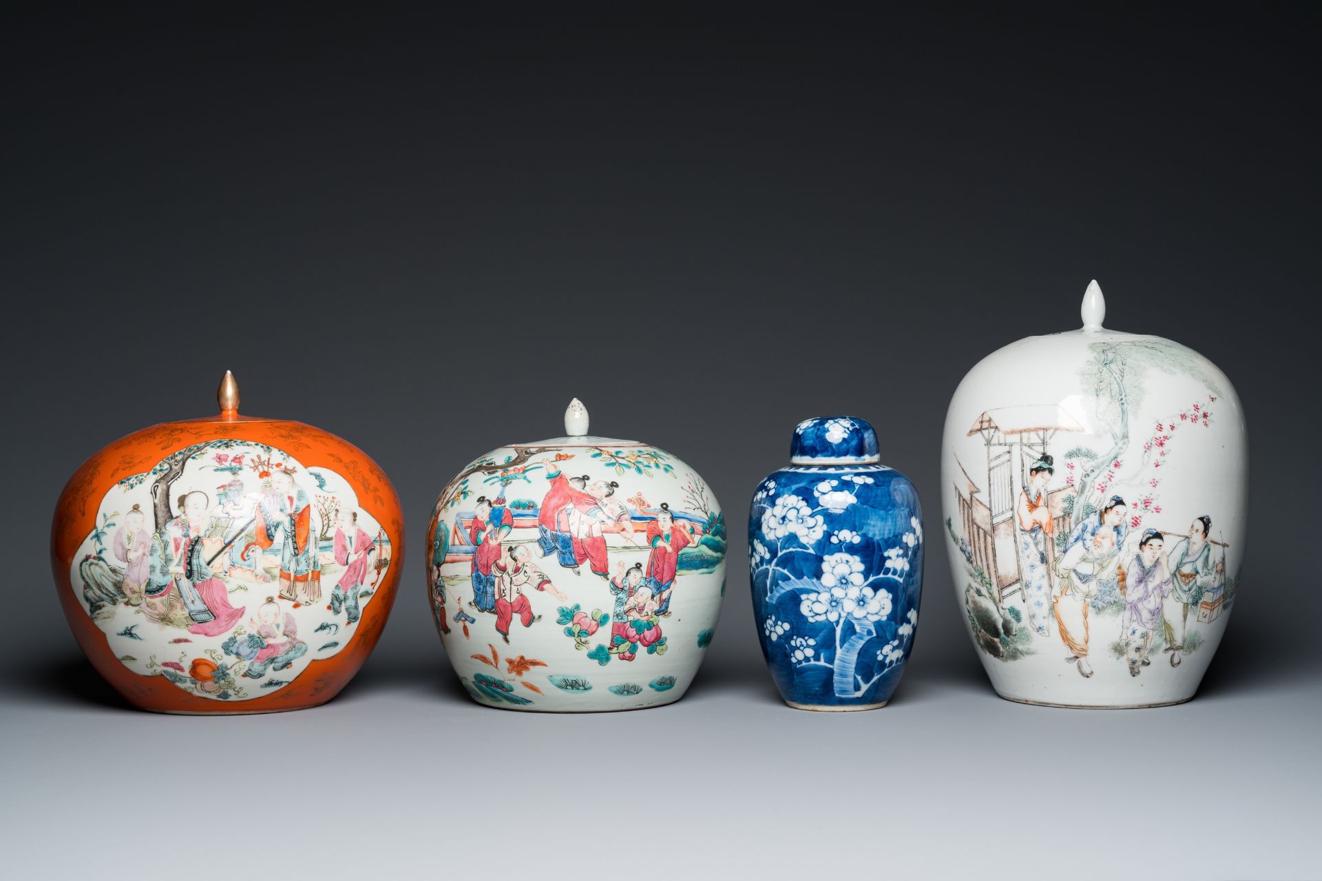 Four Chinese famille rose and blue and white covered jars, 19/20th C. - Bild 2 aus 9