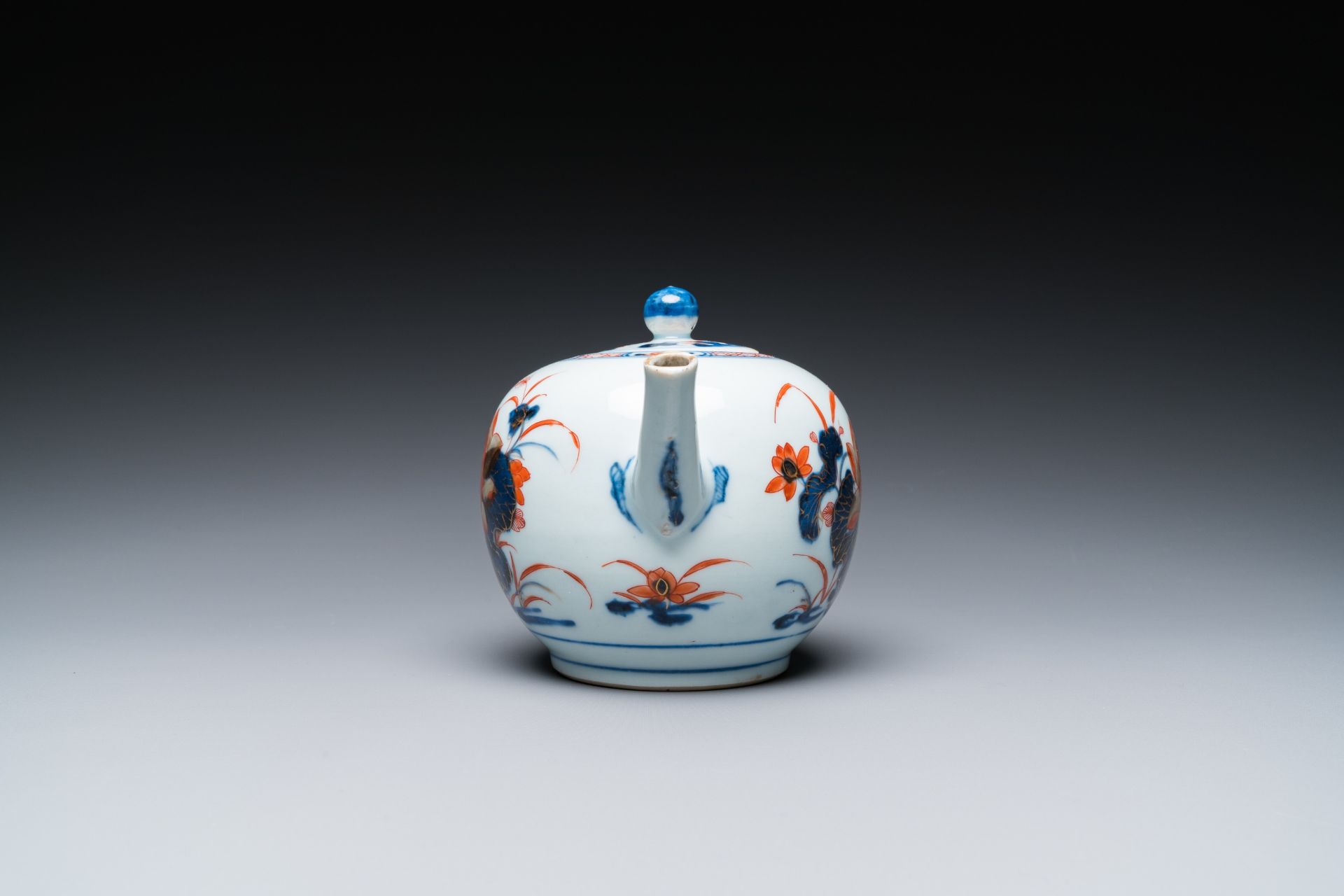 Eleven Chinese famille rose and Imari-style plates and a teapot with cover, Kangxi/Qianlong - Image 9 of 13
