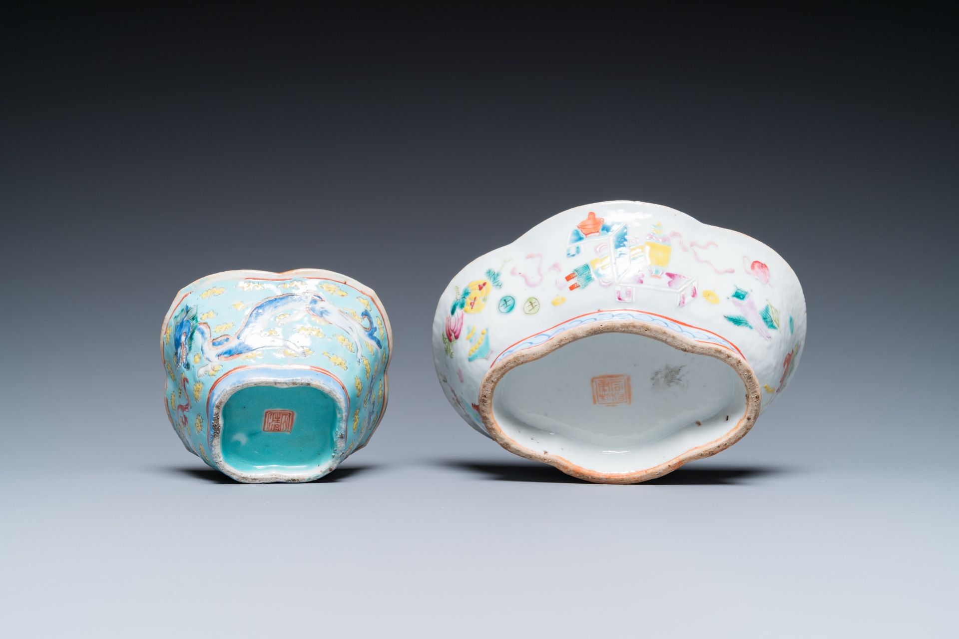 A varied collection of Chinese famille rose and qianjiang cai porcelain, 19/20th C. - Bild 19 aus 19