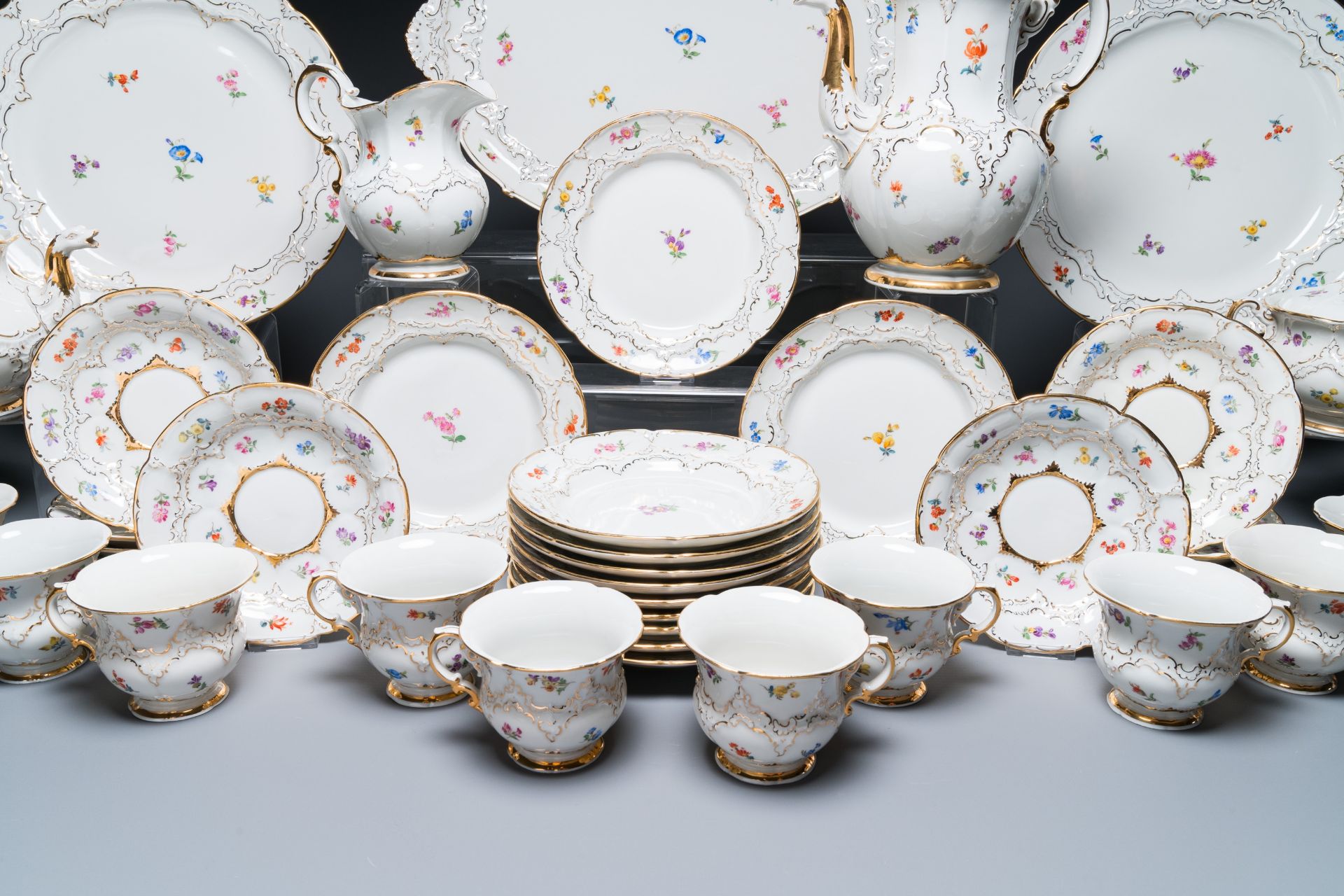 A Meissen porcelain 43-piece service with floral design, Germany, 19/20th C. - Bild 21 aus 22