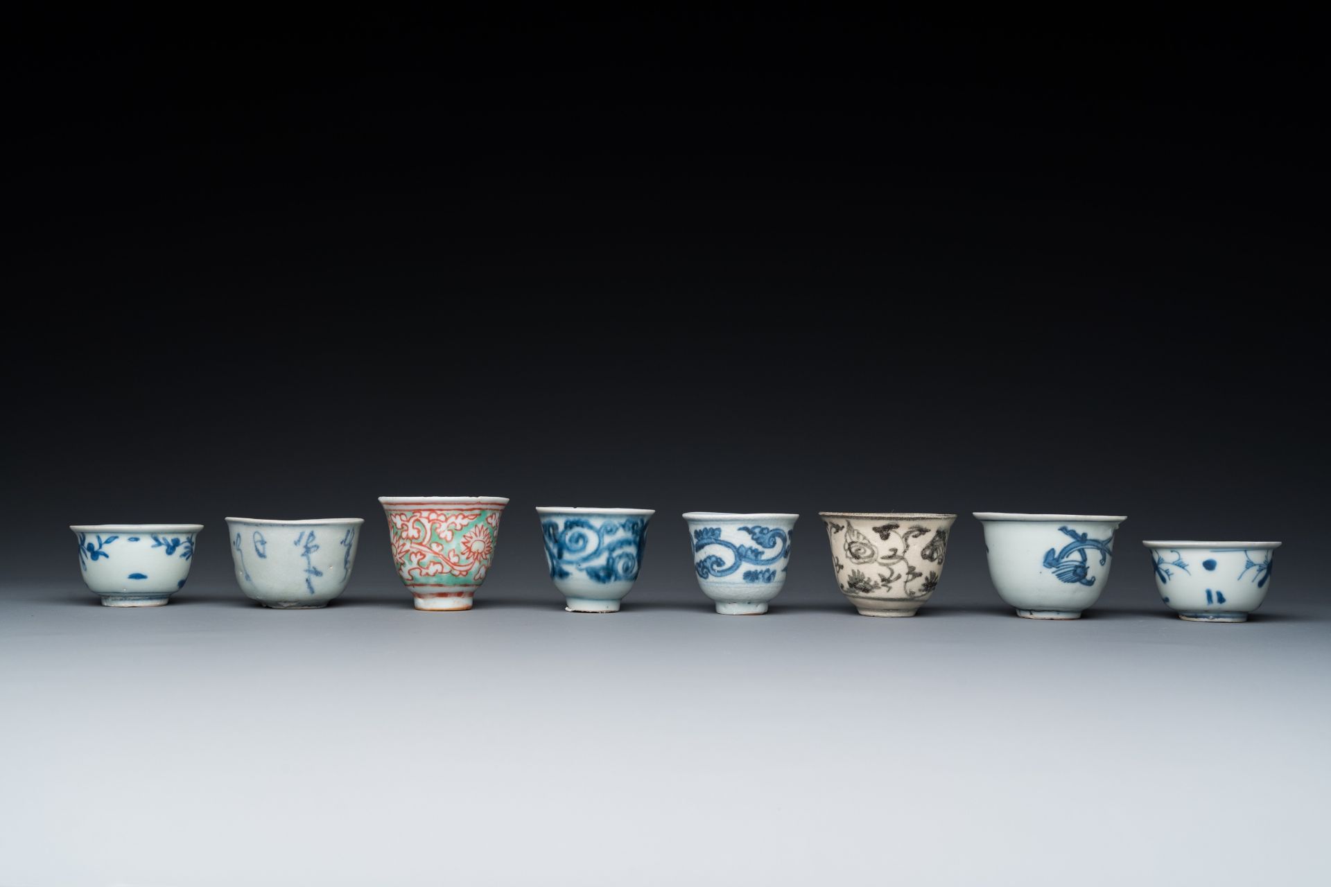 Eight Chinese mostly blue and white wine and tea cups, Ming - Bild 6 aus 8
