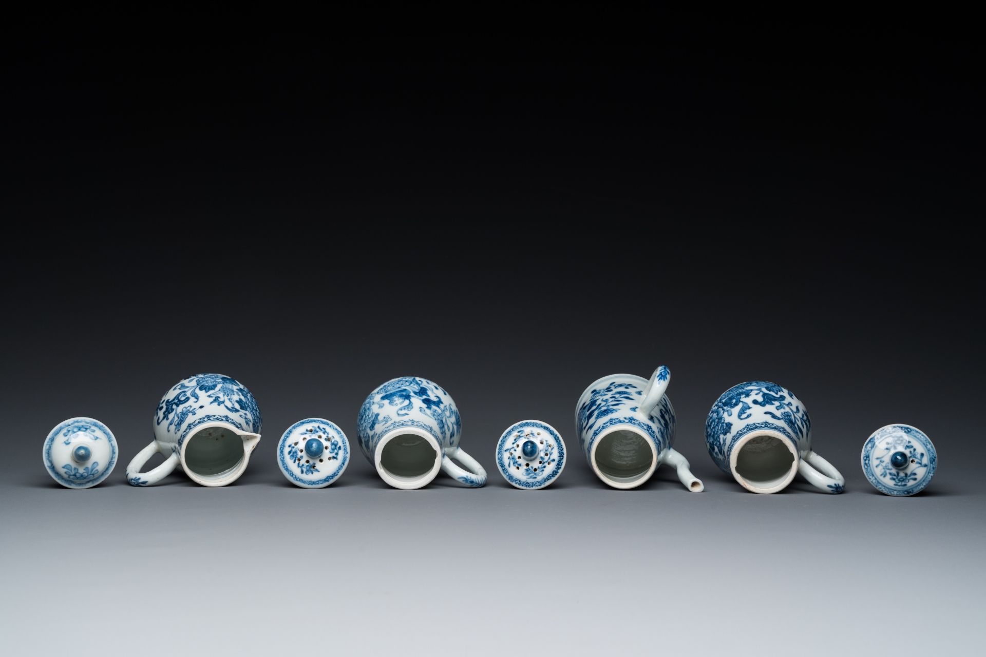 A rare Chinese blue and white set of two jugs and two casters on stand, Qianlong - Image 7 of 10