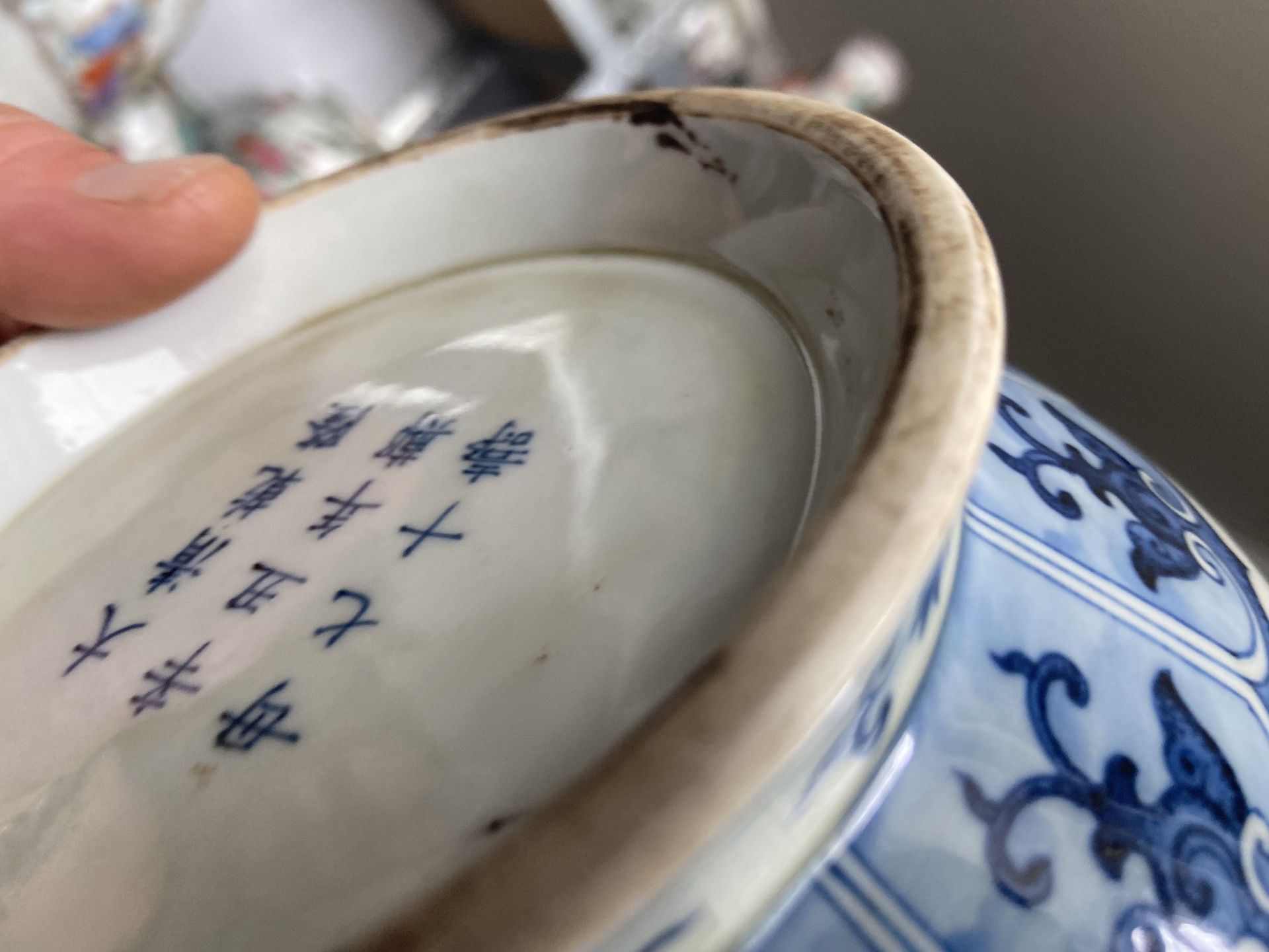 A Chinese blue and white 'yuhuchunping' 'dragon' vase on wooden stand, Qianlong mark, 19/20th C. - Bild 11 aus 27