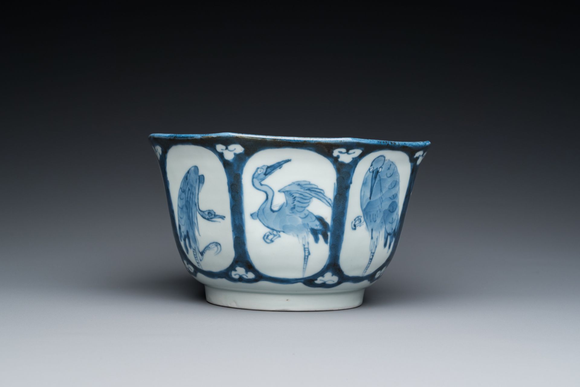 A Japanese octagonal blue and white 'cranes' bowl, 18th C. - Image 5 of 7
