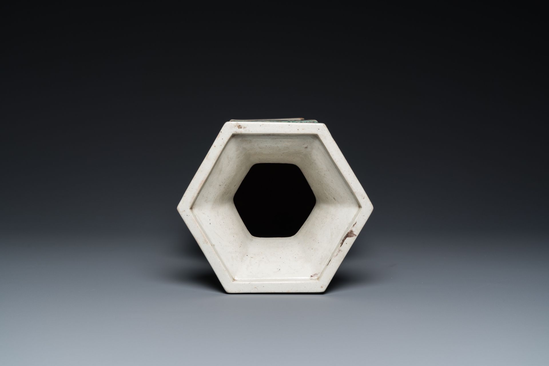 A Chinese hexagonal verte biscuit vase, 19th C. - Image 5 of 6