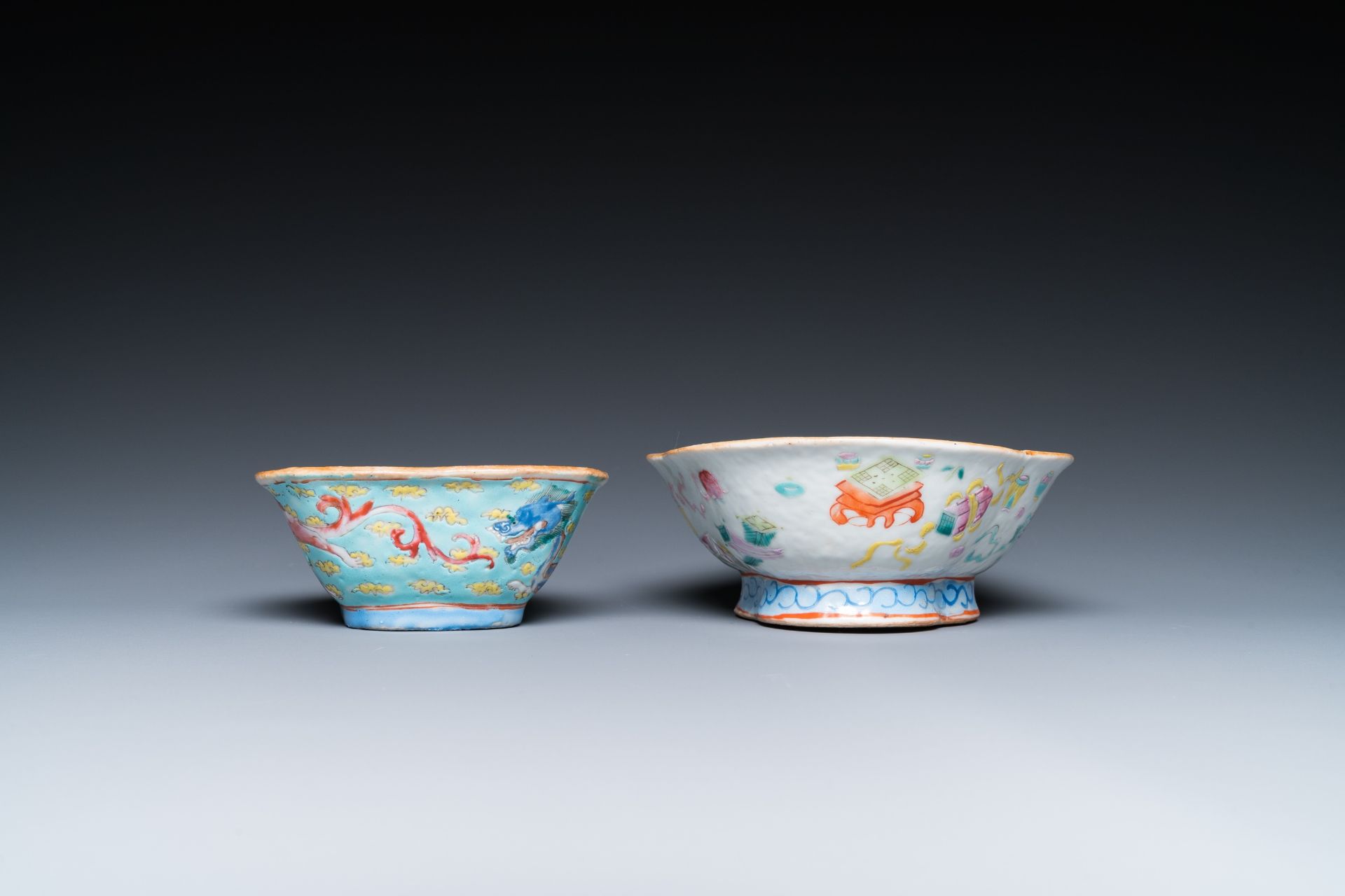 A varied collection of Chinese famille rose and qianjiang cai porcelain, 19/20th C. - Bild 17 aus 19