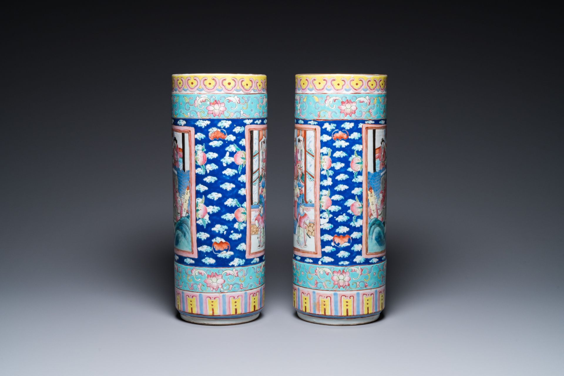 A pair of Chinese famille rose cylindrical vases, 19th C. - Bild 2 aus 6