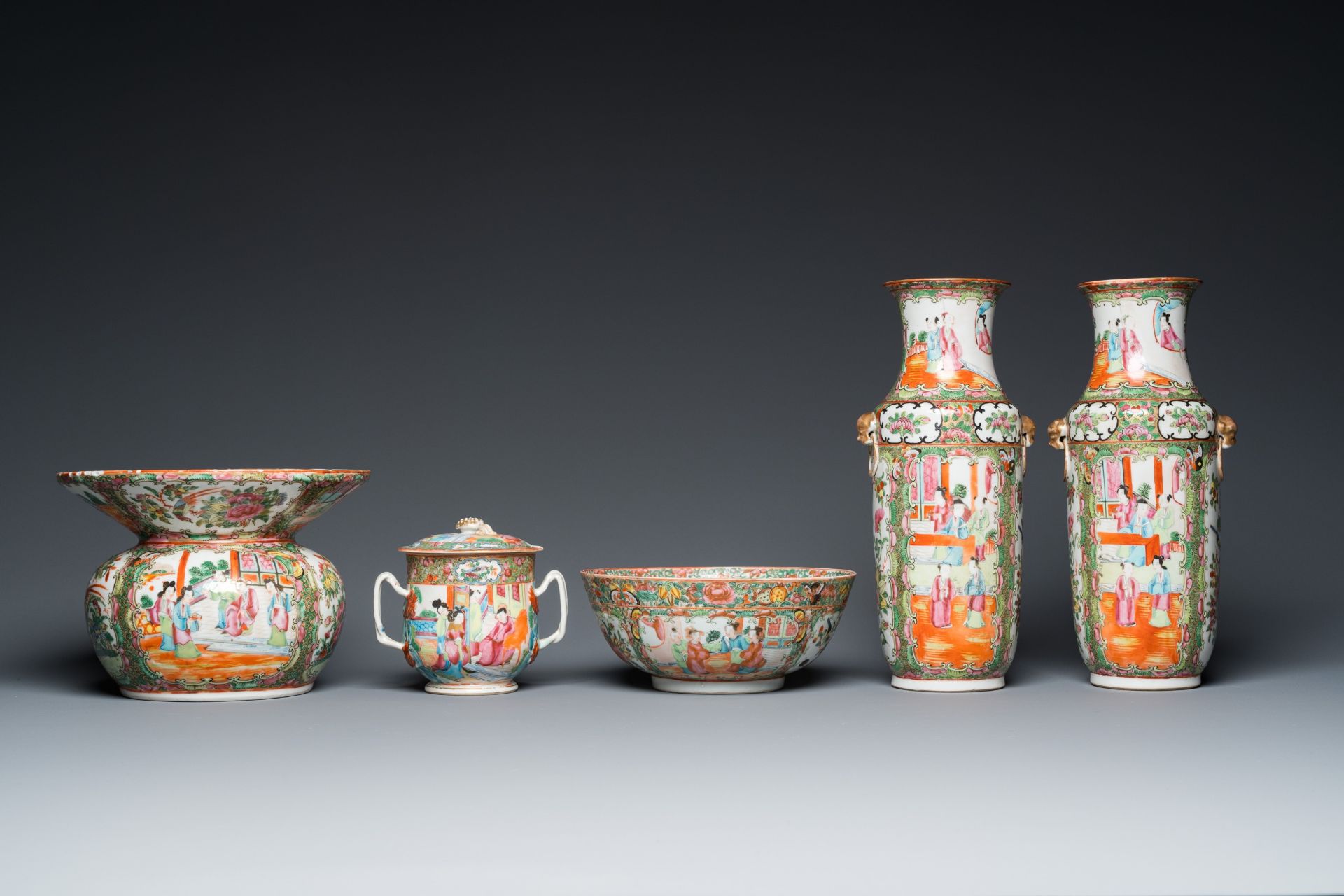 An extensive collection of Chinese Canton famille rose porcelain, 19th C. - Image 9 of 13