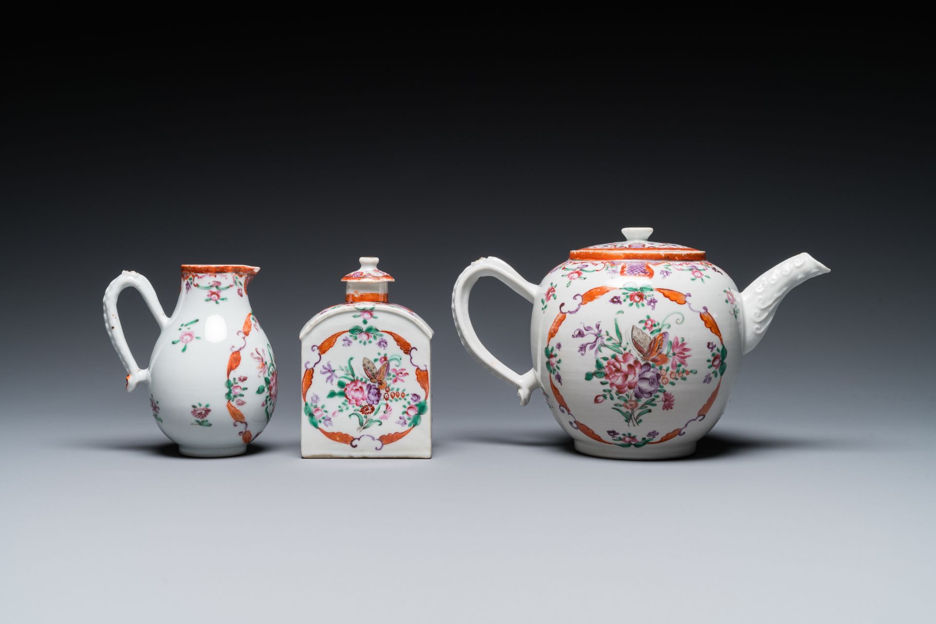 A Chinese famille rose 20-piece tea service with floral design, Qianlong - Image 8 of 17