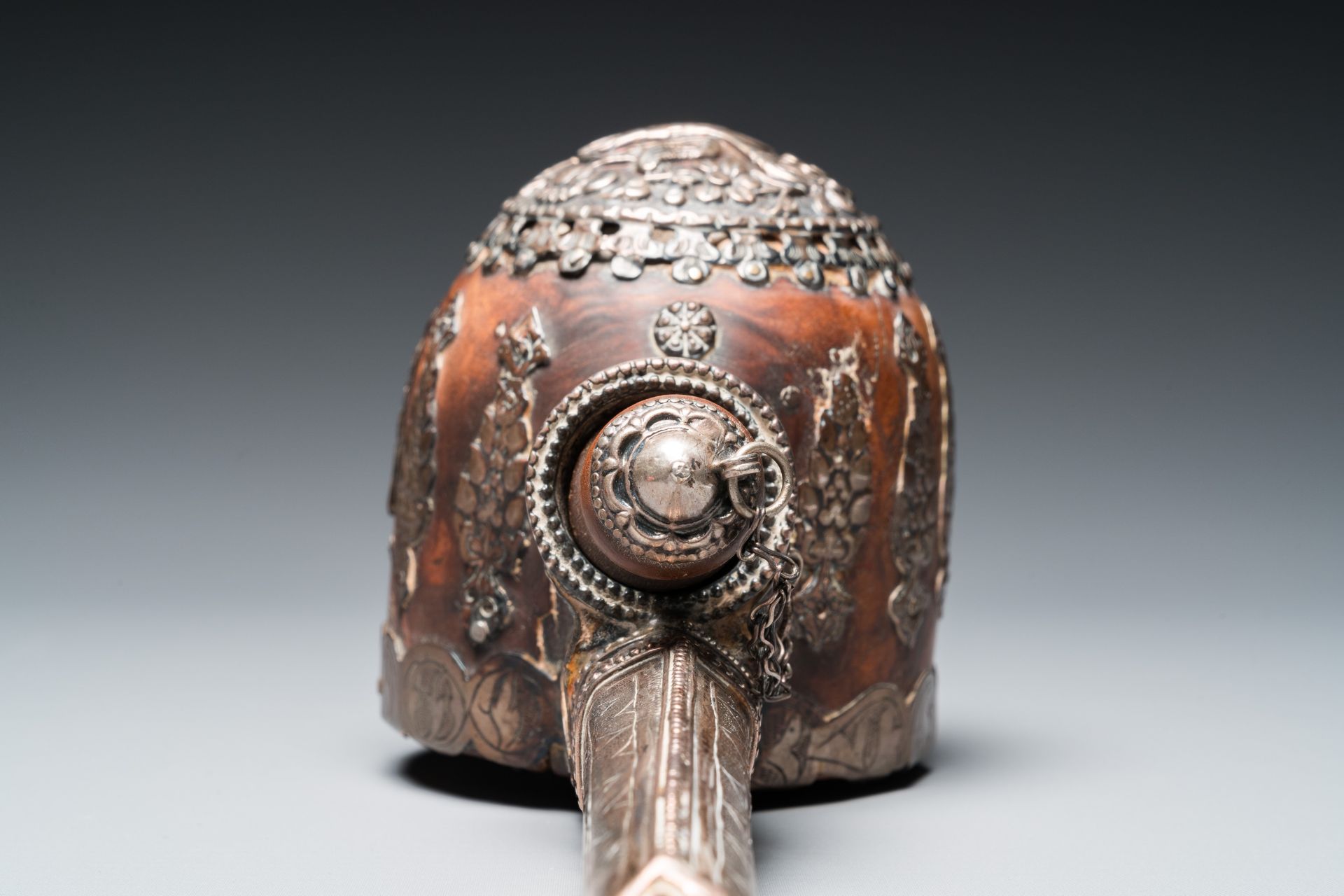 Five Tibetan ritual objects in copper, silver, jade and wood, 19/20th C. - Bild 15 aus 16