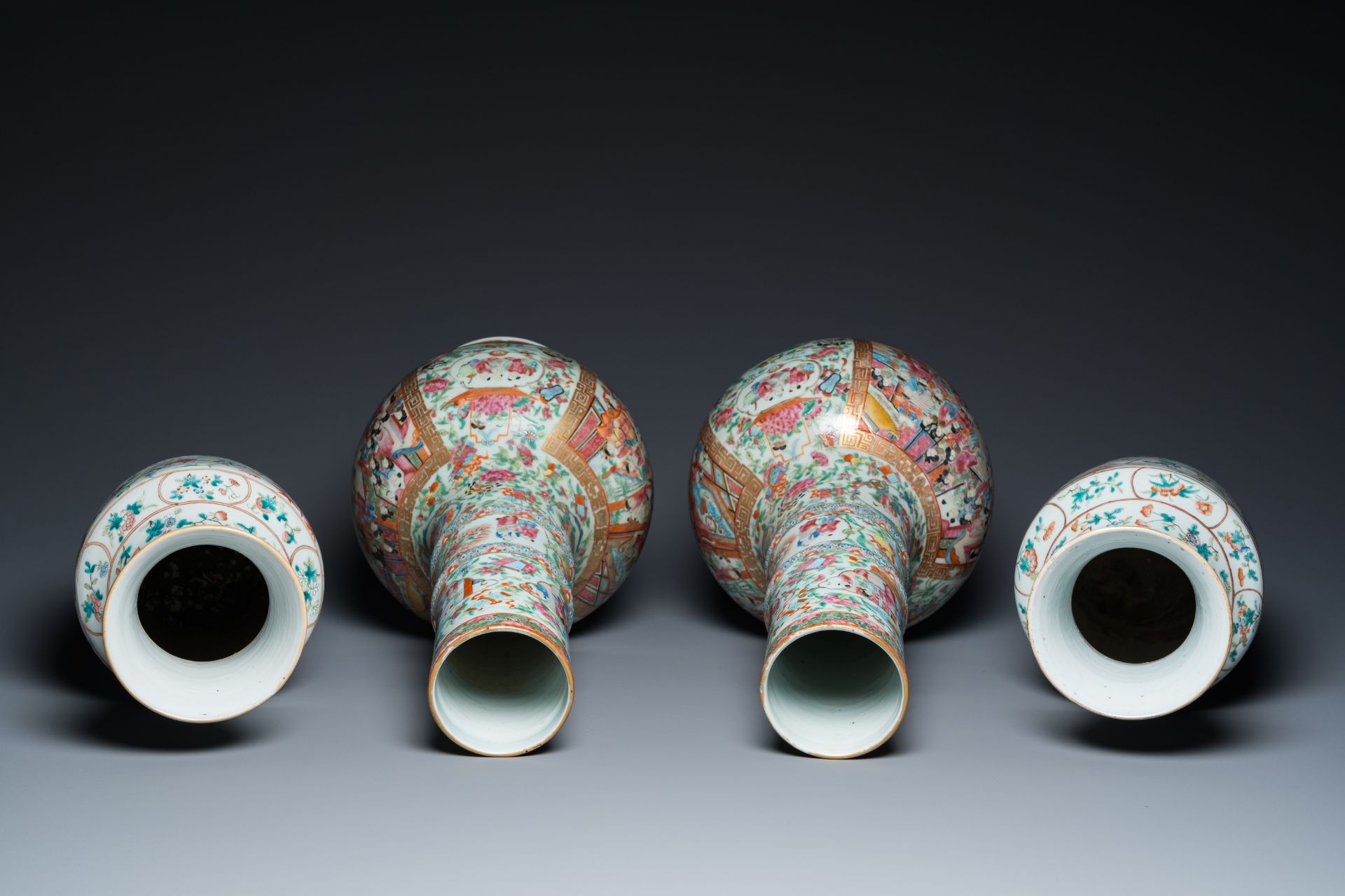 Two pairs of Chinese famille rose vases, 19th C. - Bild 6 aus 7