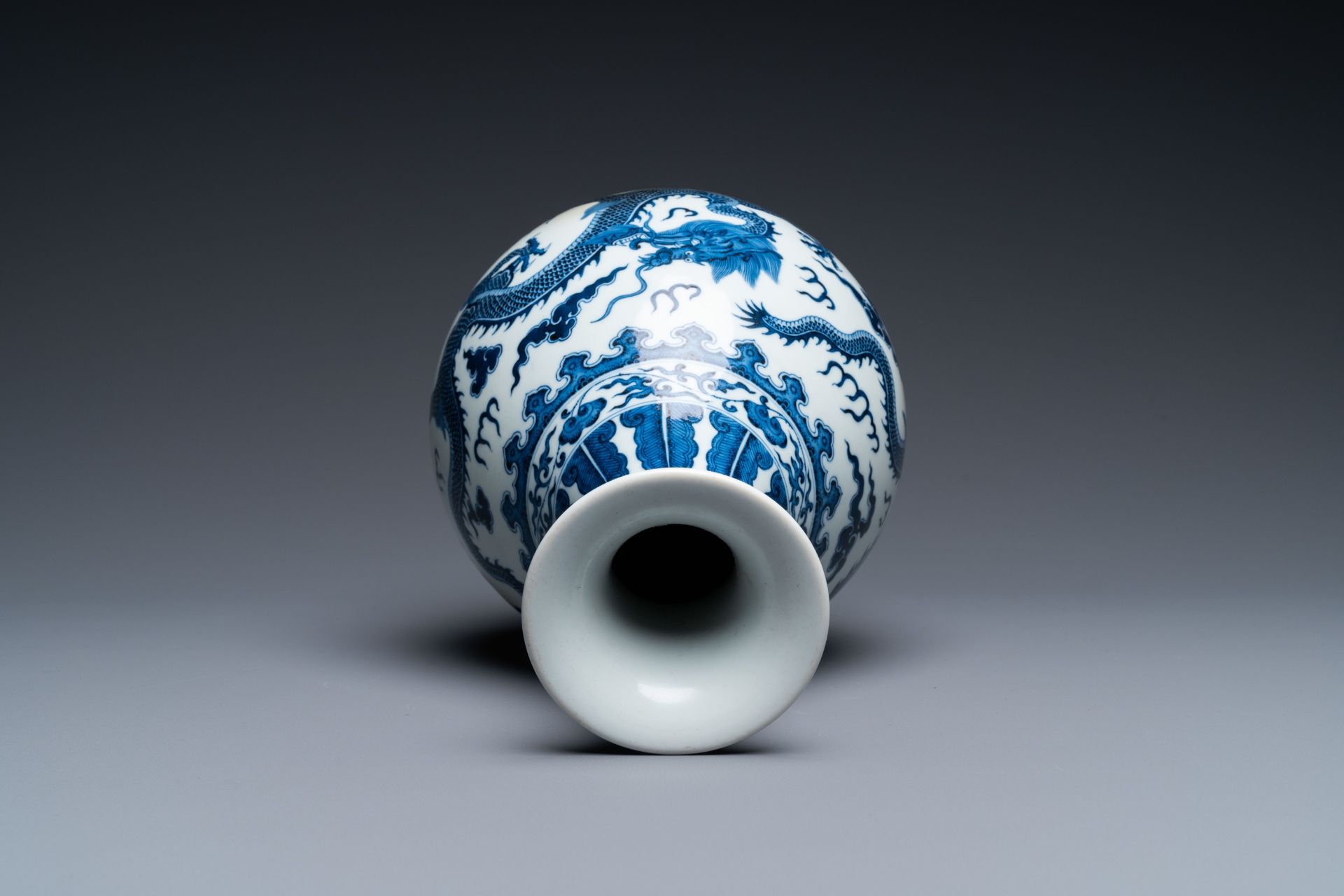 A Chinese blue and white 'yuhuchunping' 'dragon' vase on wooden stand, Qianlong mark, 19/20th C. - Bild 6 aus 27