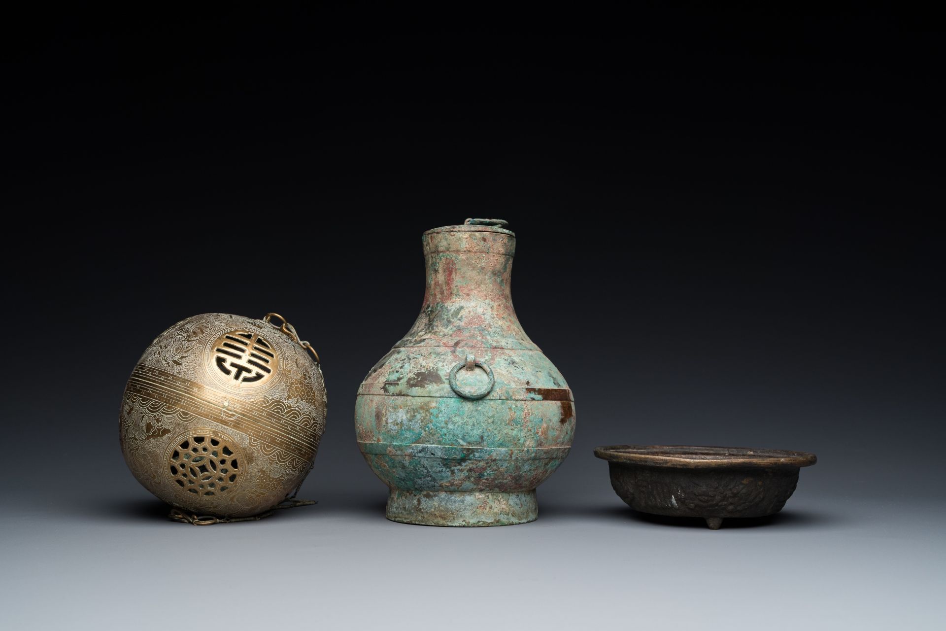 A varied collection of Chinese and Tibetan bronze, brass and wood objects, 19/20th C. - Bild 11 aus 13