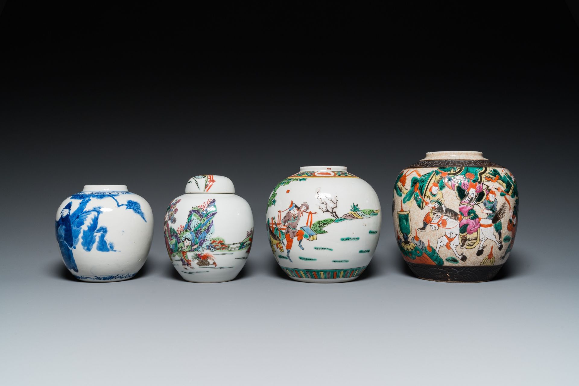 Seven Chinese blue and white, famille rose and verte jars, 19/20th C. - Bild 5 aus 13