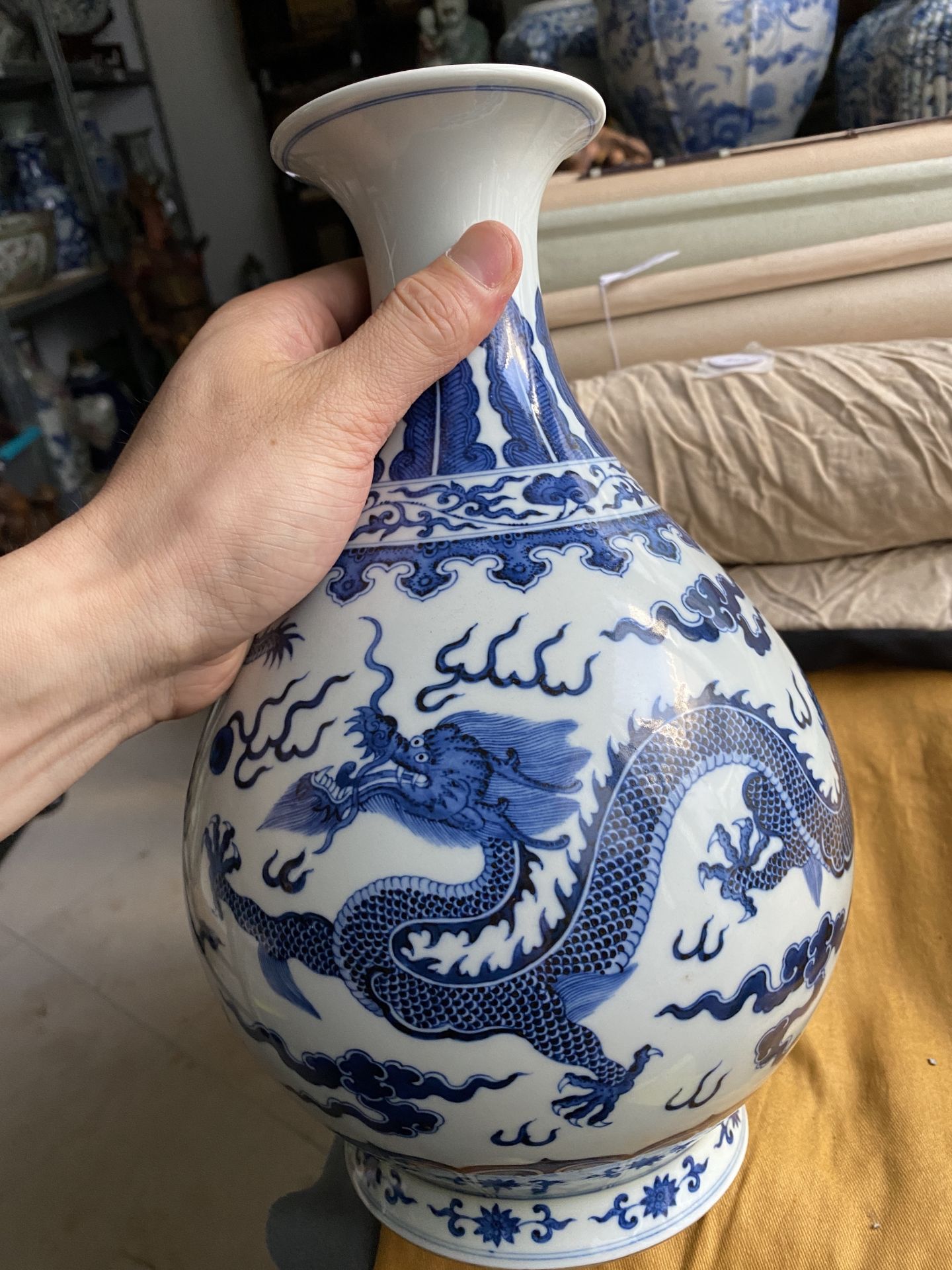 A Chinese blue and white 'yuhuchunping' 'dragon' vase on wooden stand, Qianlong mark, 19/20th C. - Bild 14 aus 27