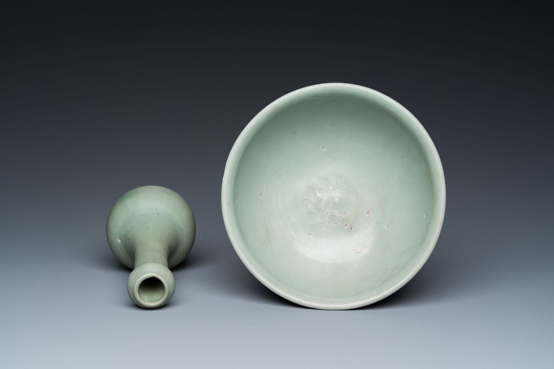 A Chinese celadon-glazed bottle vase and two bowls, Yuan/Ming - Image 8 of 9