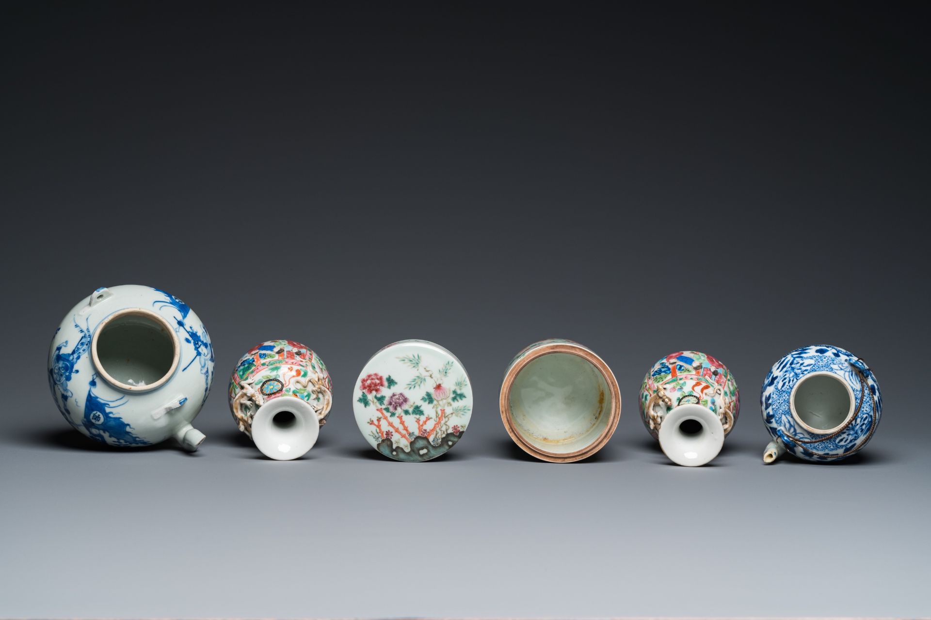 An extensive collection of varied Chinese porcelain wares, 19/20th C. - Image 12 of 15