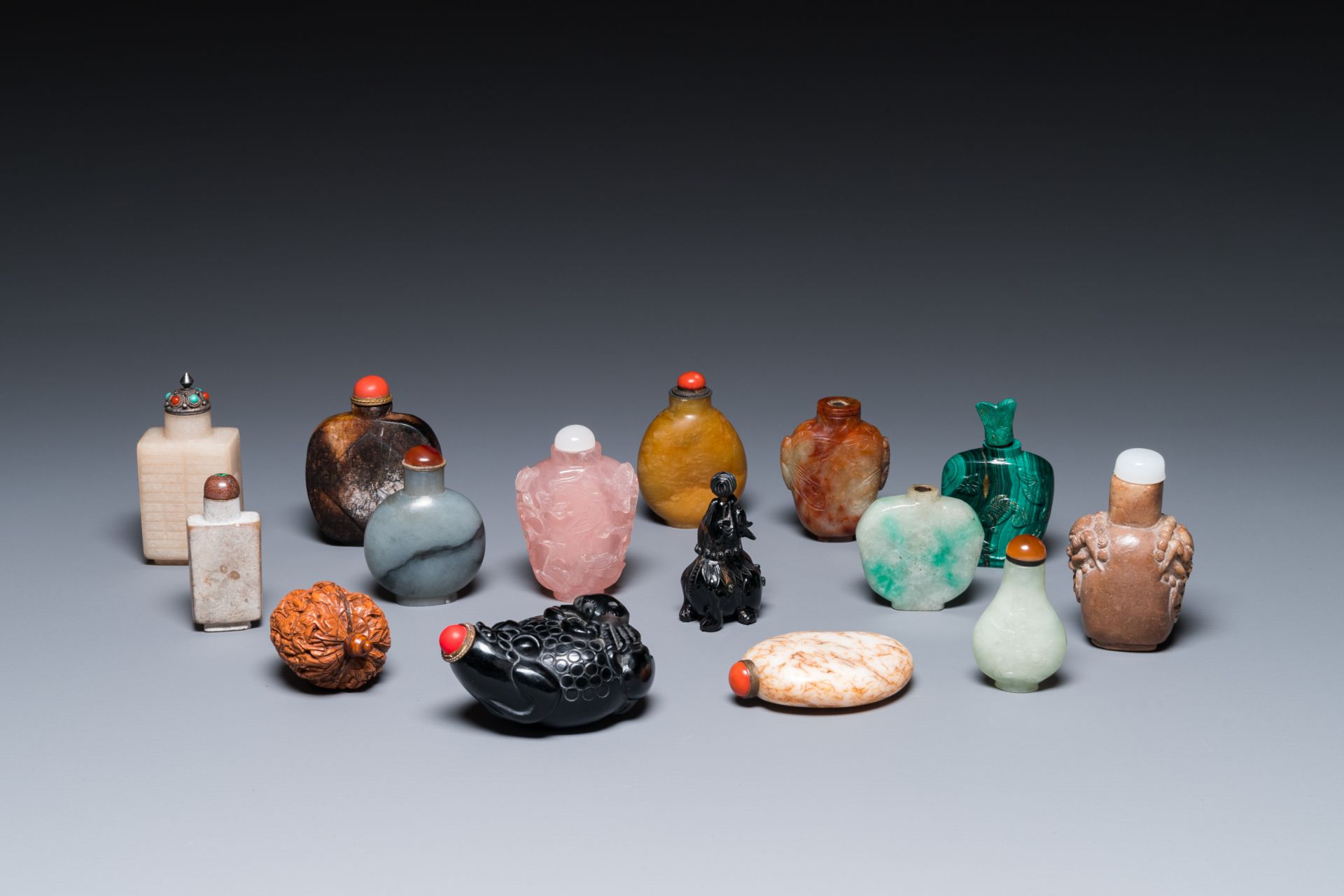 15 Chinese hardstone, glass and walnut snuff bottles, 19/20th C.