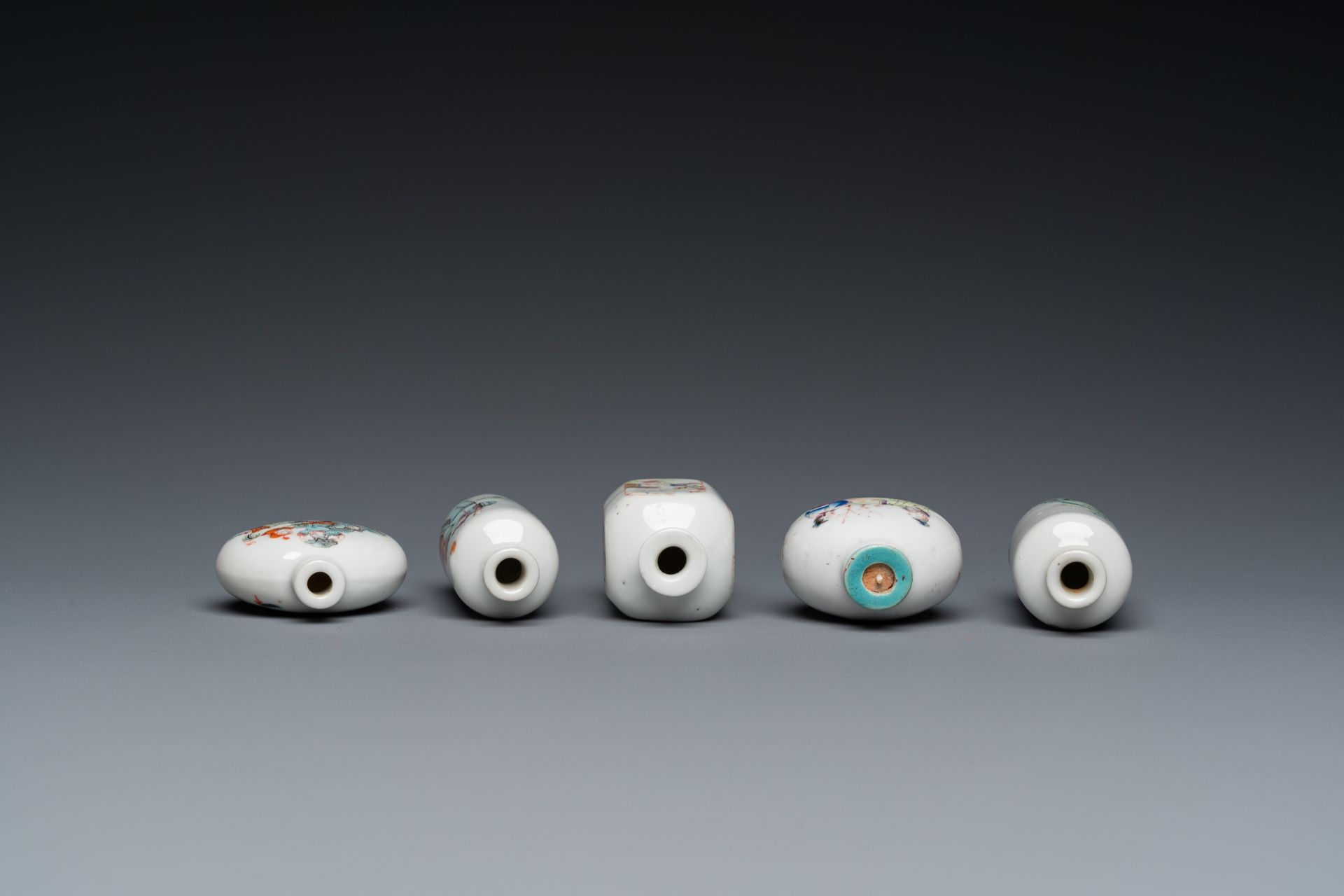 Five Chinese famille rose snuff bottles, 19/20th C. - Image 6 of 7