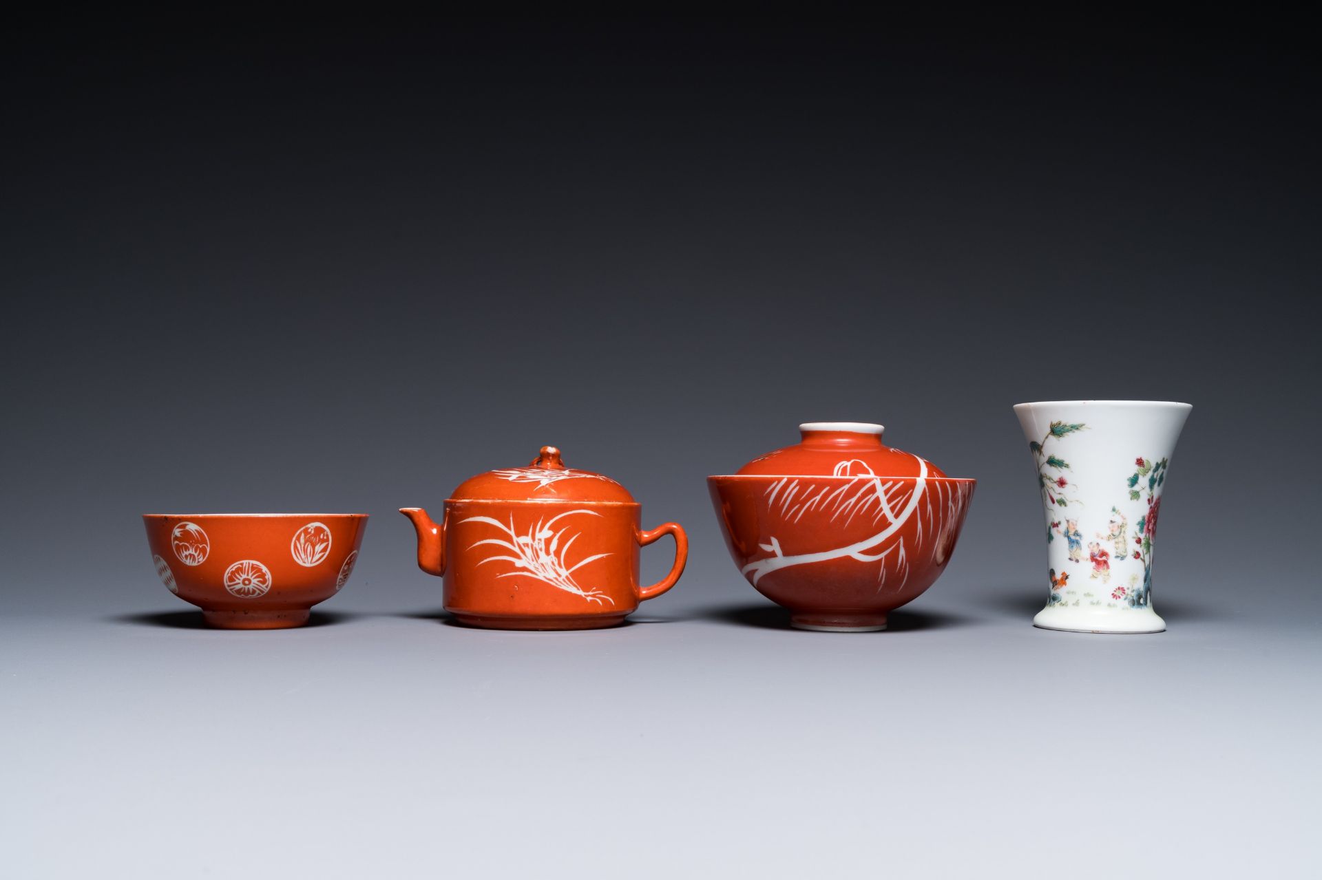 Four Chinese famille rose wares and three with coral-red-ground, 19/20th C. - Bild 2 aus 13