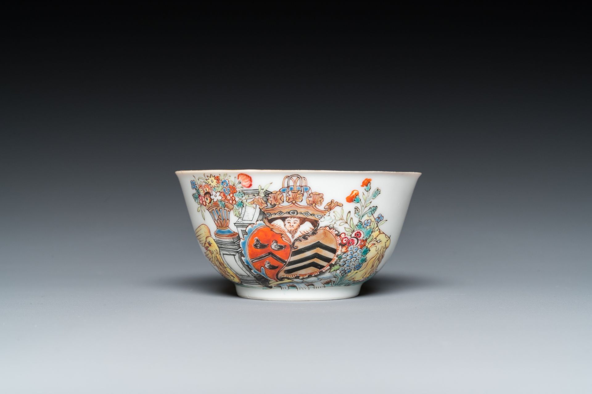 A Chinese Dutch market famille rose cup and saucer with the arms of van Isselmuden and van Haersolte - Bild 4 aus 9
