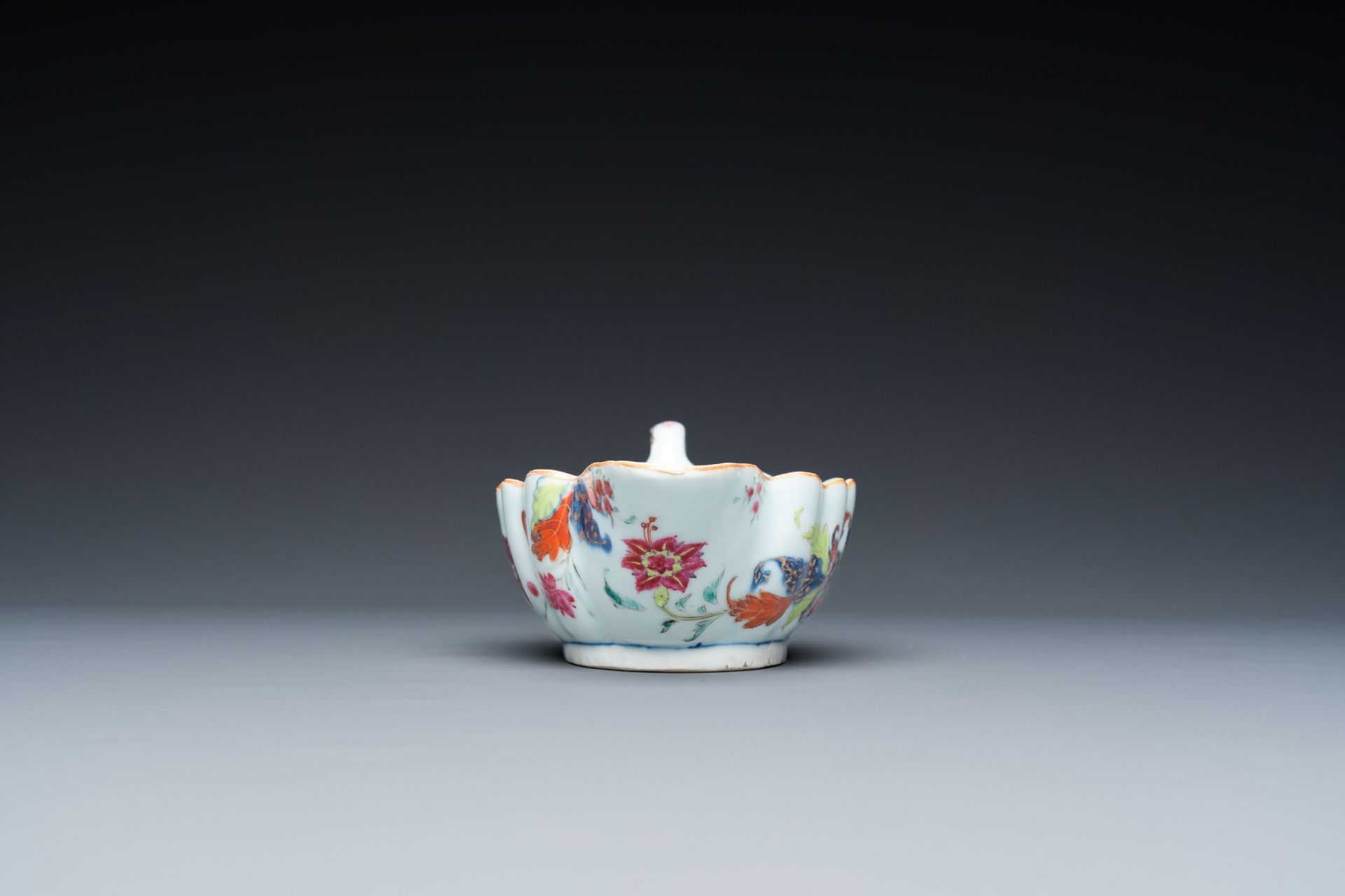 A Chinese famille rose 'pseudo-tobacco leaf' sauce boat on stand, Qianlong - Bild 8 aus 10