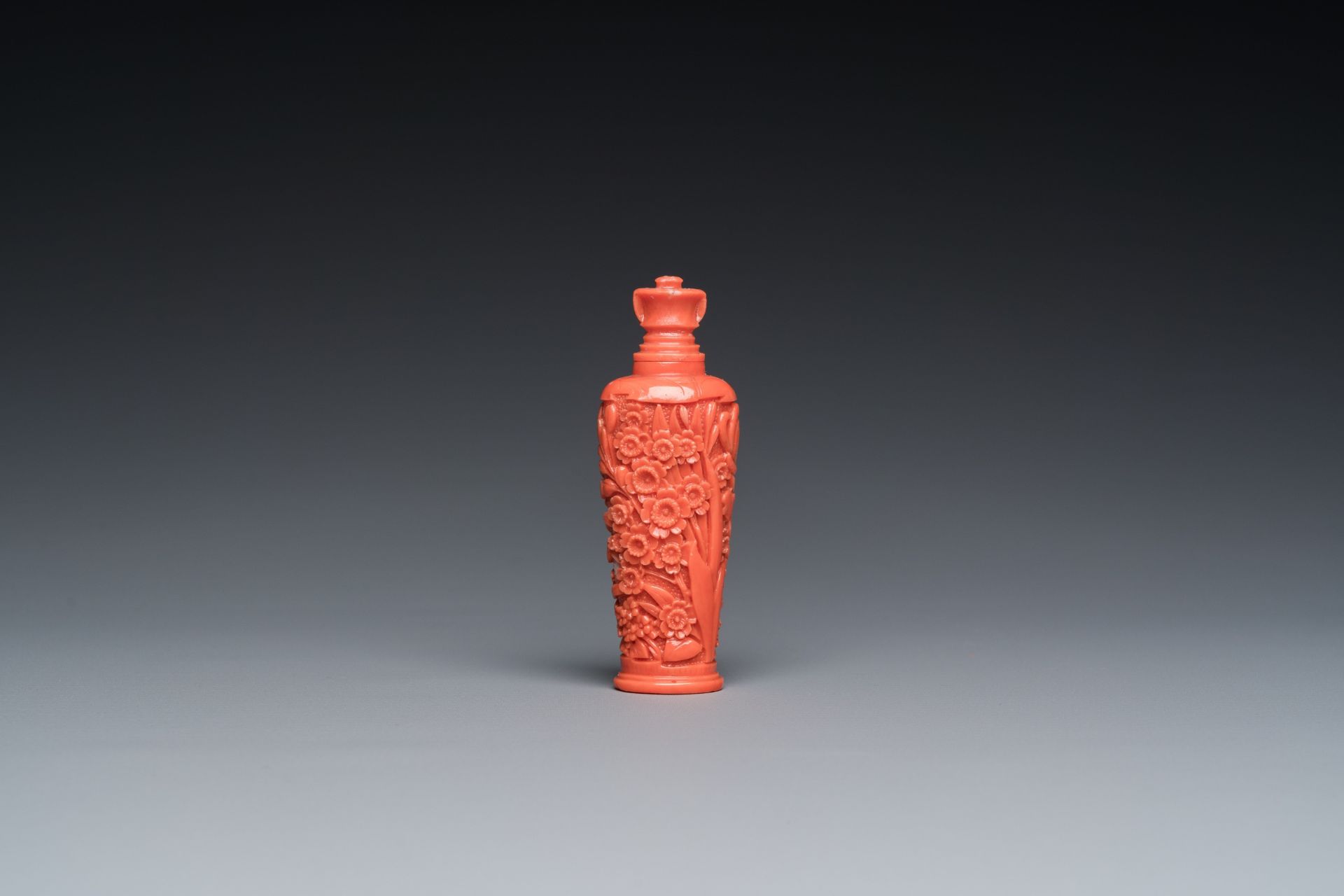 A fine Chinese red coral 'chrysanthemum' snuff bottle, 19/20th C. - Image 3 of 6