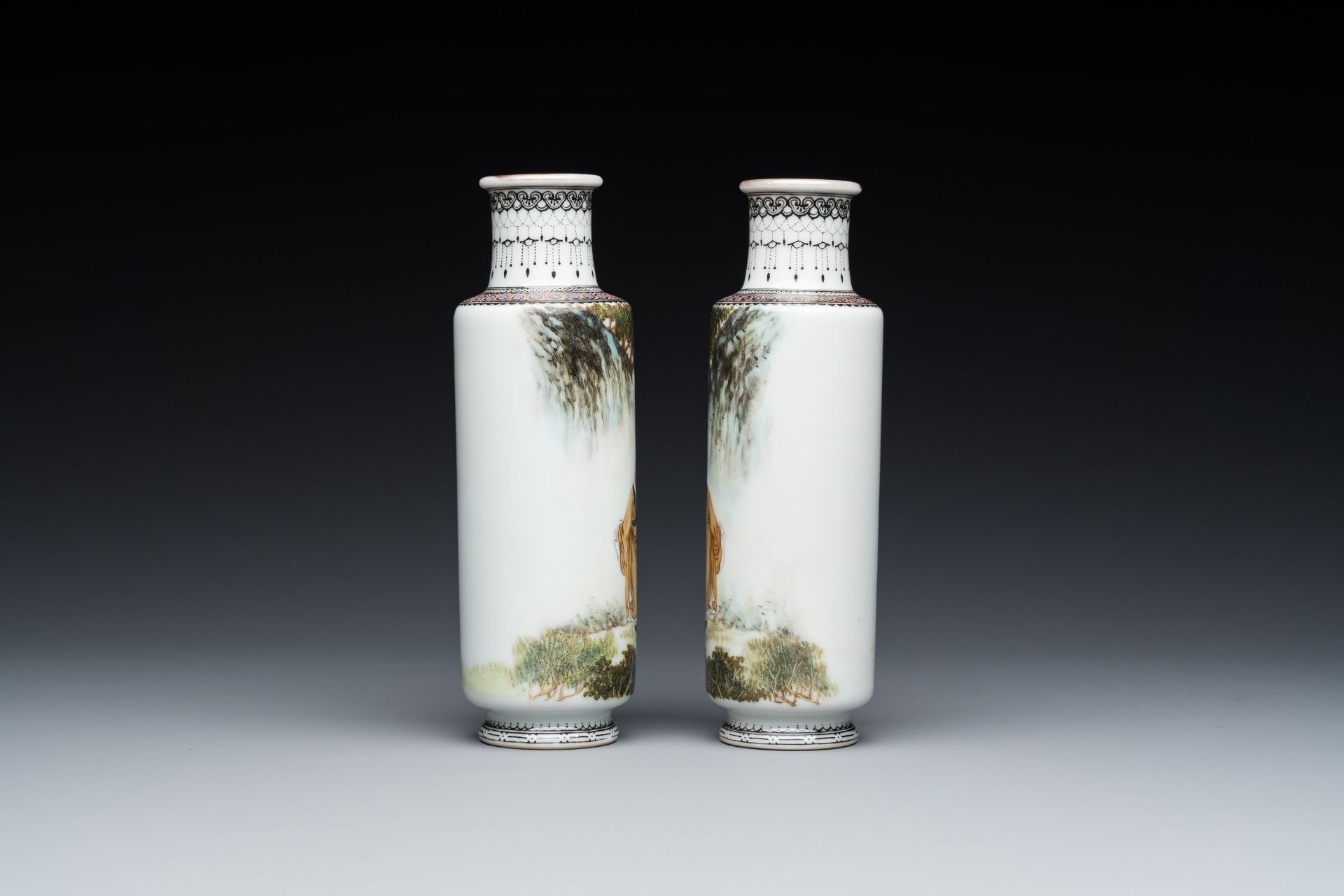 A pair of Chinese famille rose rouleau vases, signed Xiong Xiaofeng ç†Šæ›‰å³°, dated 1947 - Bild 4 aus 6