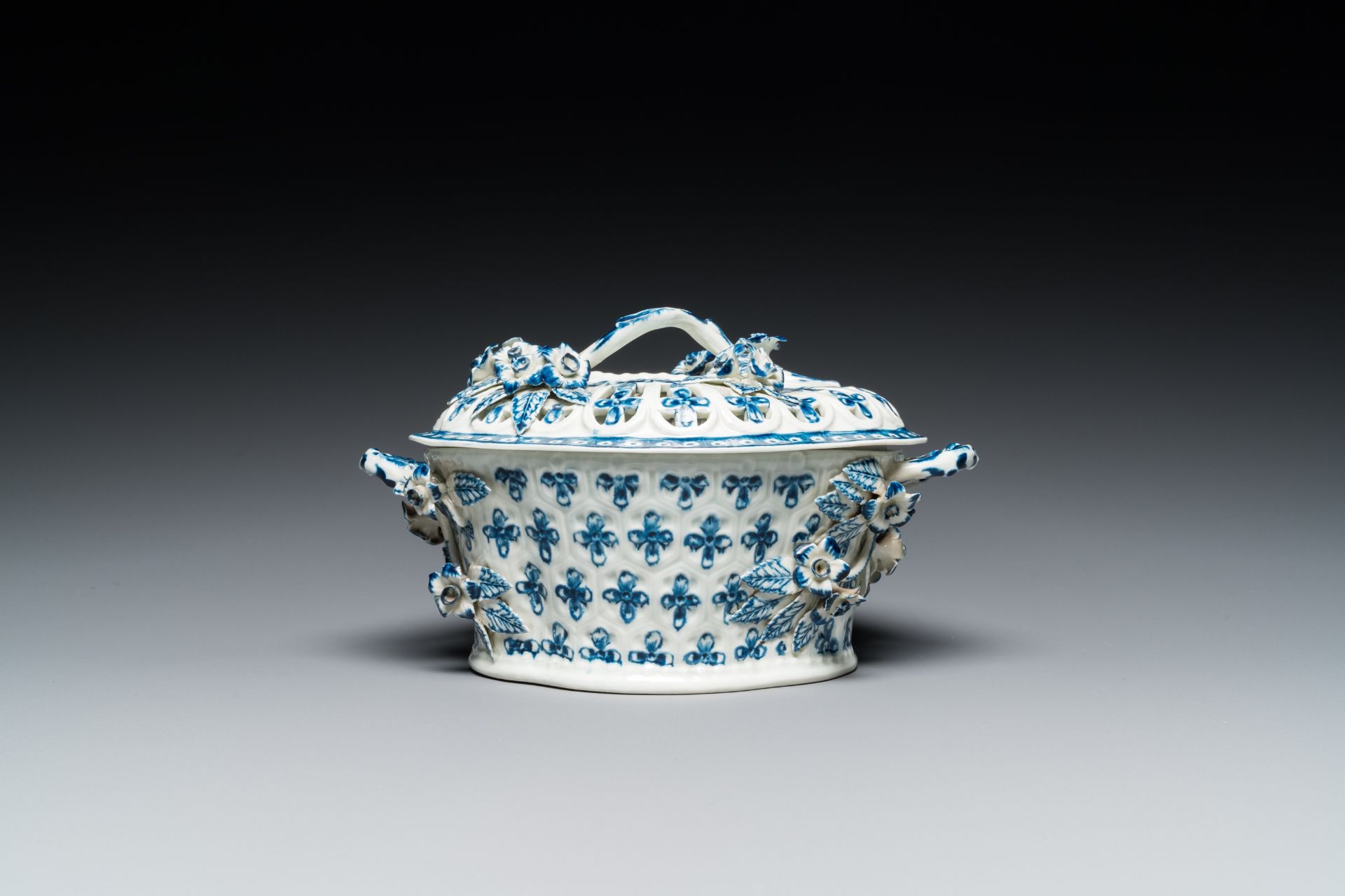 A blue and white tureen with reticulated cover, Worcester, England, 18th C. - Image 4 of 7