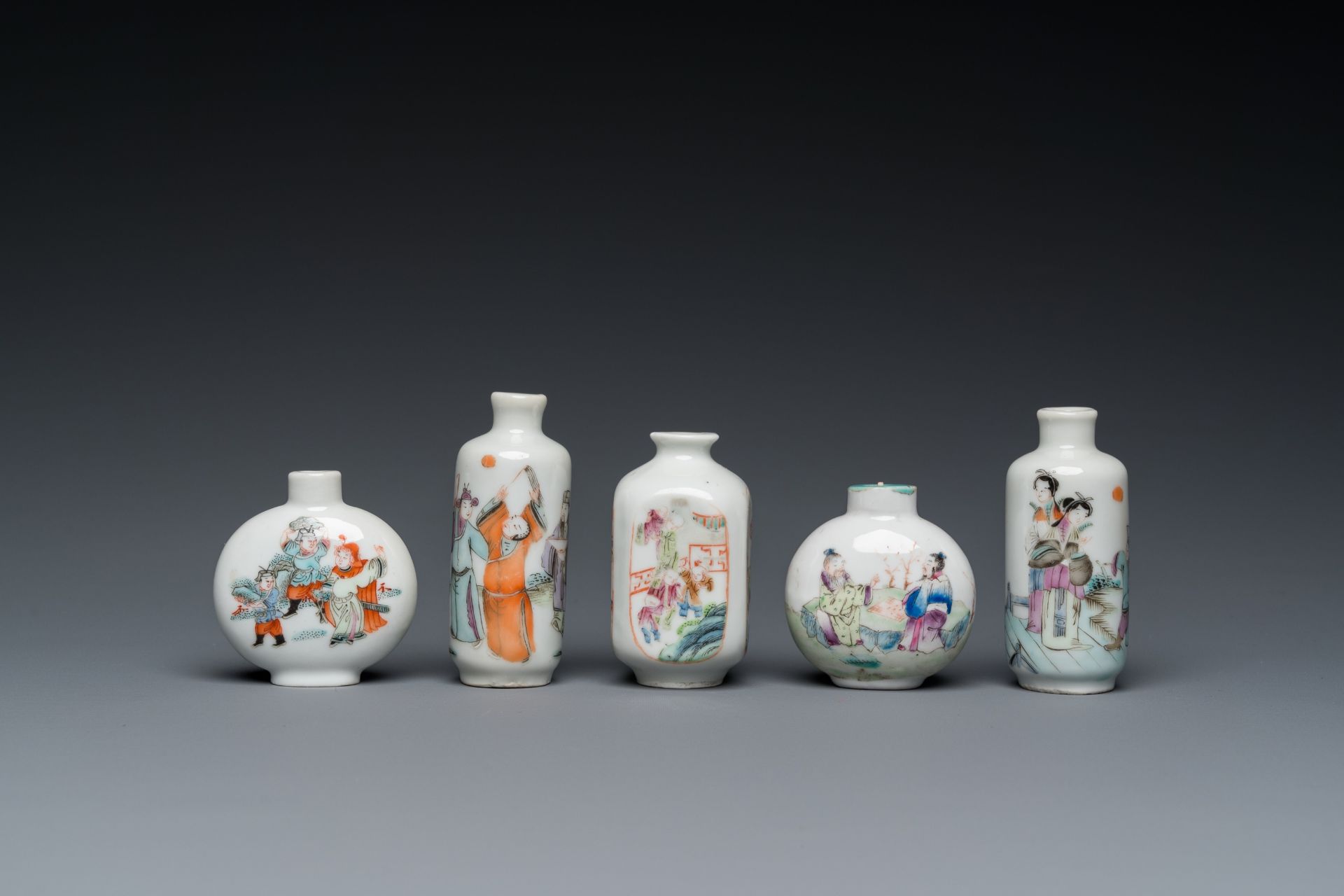 Five Chinese famille rose snuff bottles, 19/20th C. - Image 2 of 7