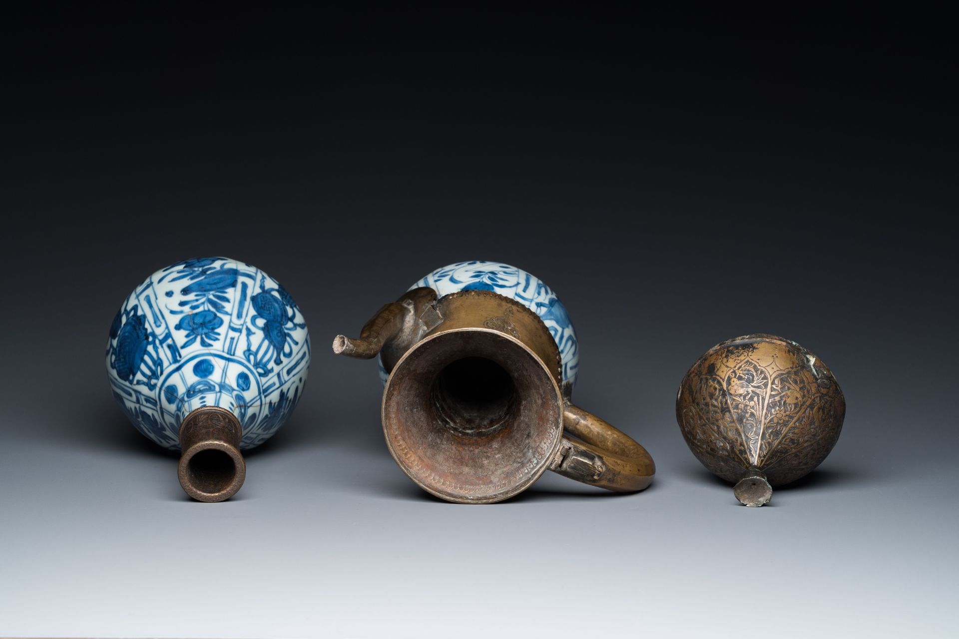 Two Chinese blue and white vases with bronze mounts for the Islamic market, Wanli - Bild 6 aus 7