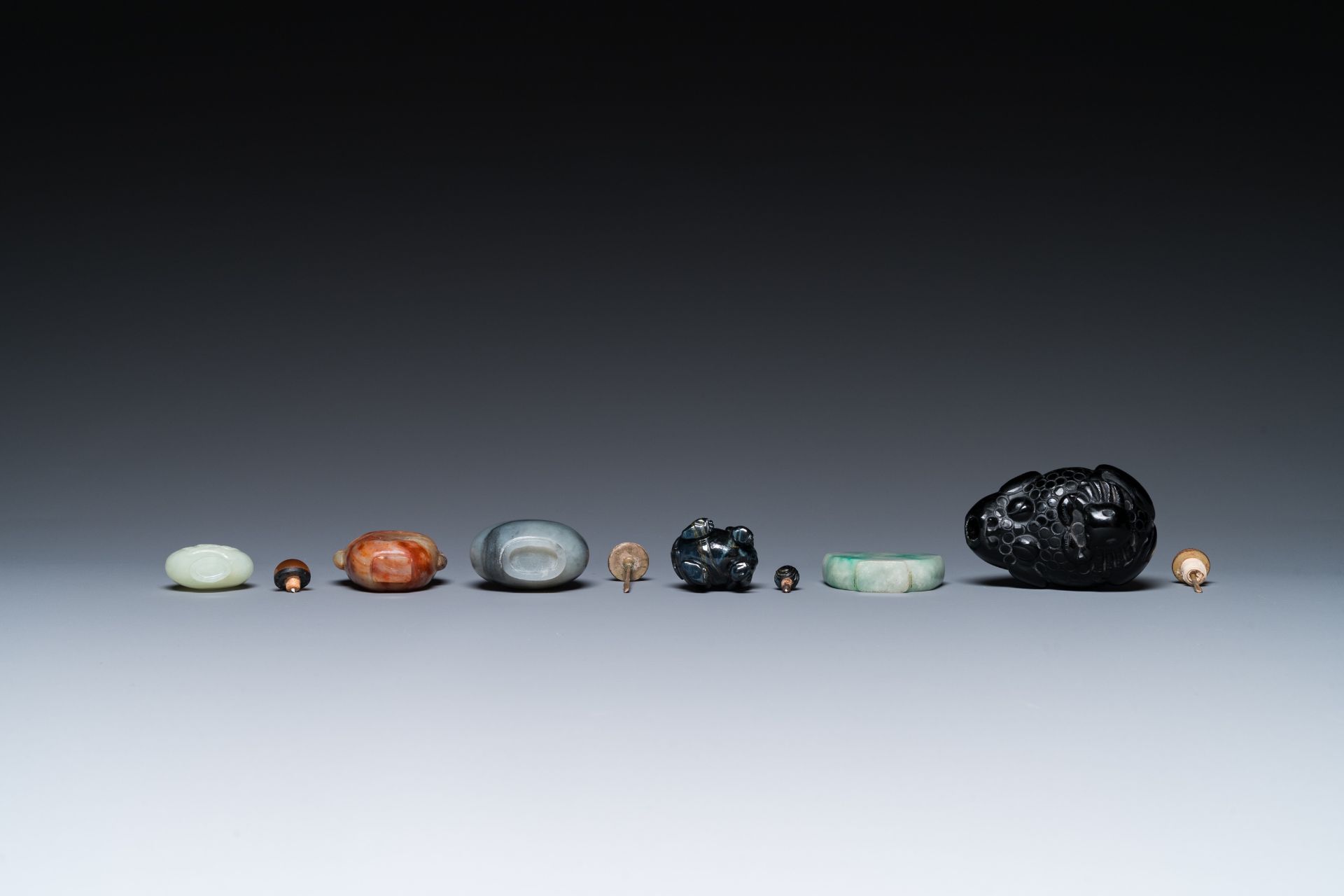 15 Chinese hardstone, glass and walnut snuff bottles, 19/20th C. - Image 15 of 15