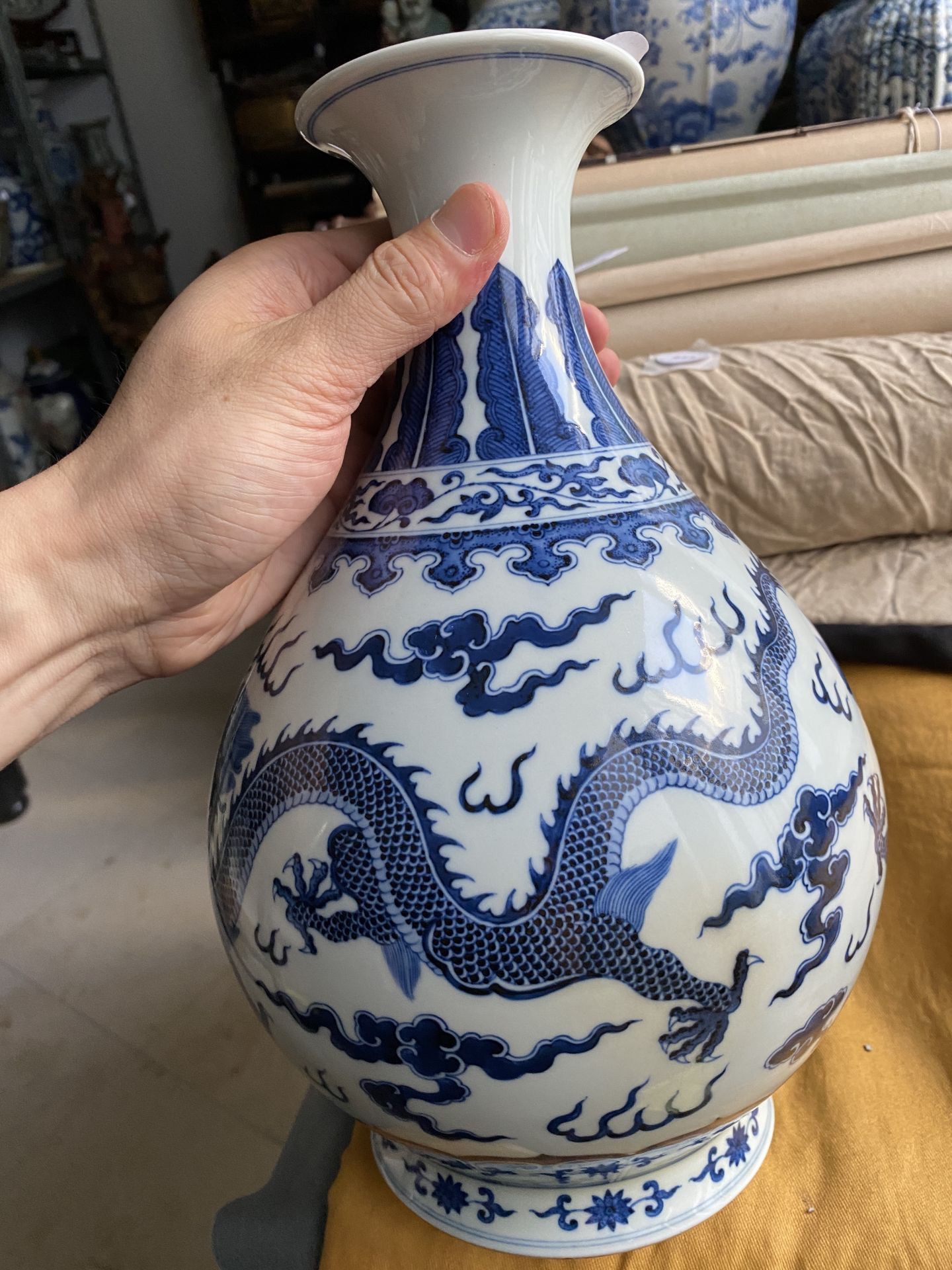 A Chinese blue and white 'yuhuchunping' 'dragon' vase on wooden stand, Qianlong mark, 19/20th C. - Bild 15 aus 27