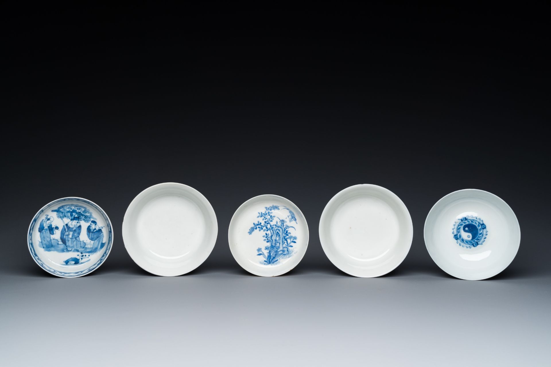 Five Chinese blue and white bowls, 19/20th C. - Bild 6 aus 7